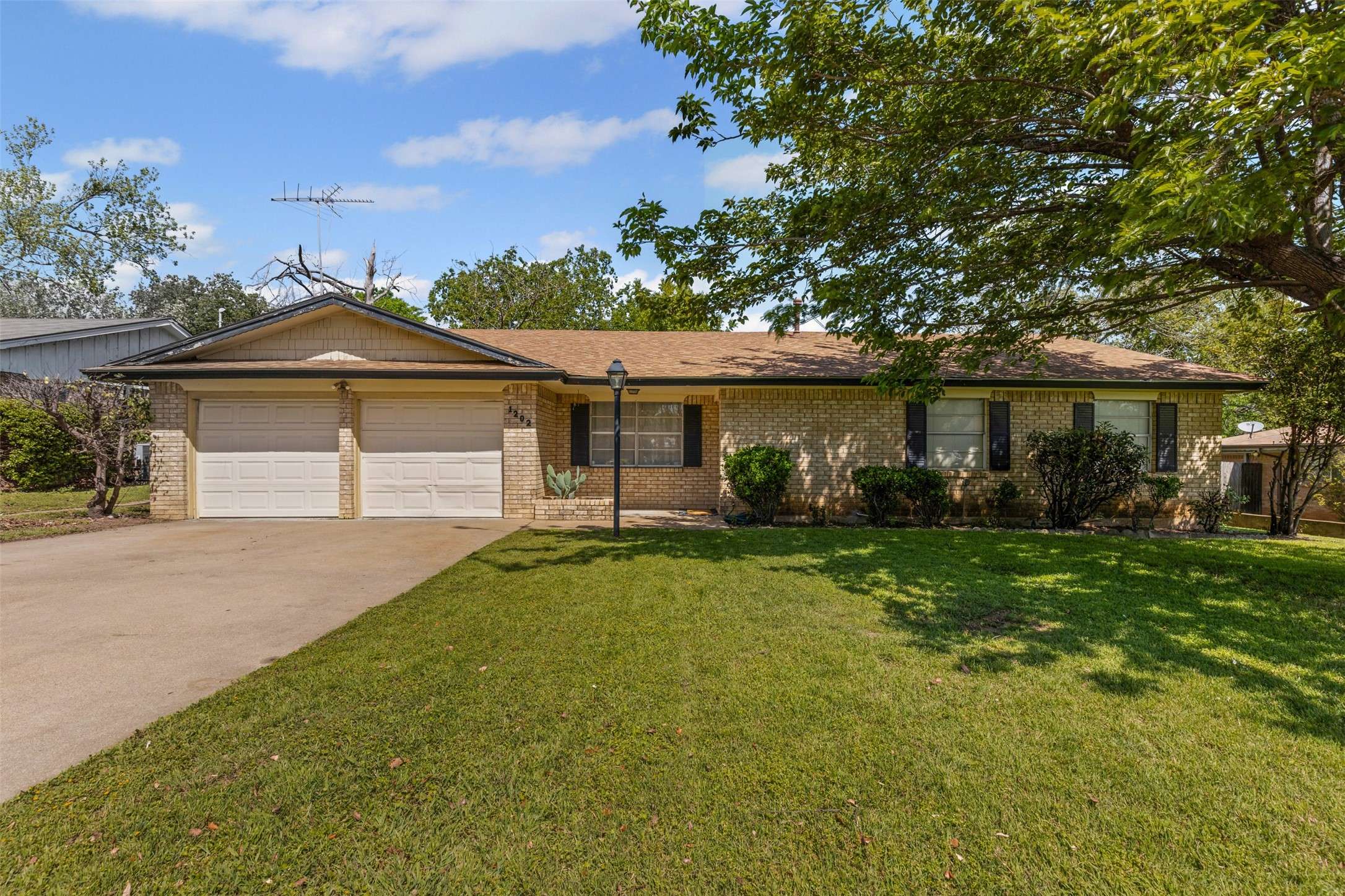 1202 Briarwood DR, Cleburne, TX 76033