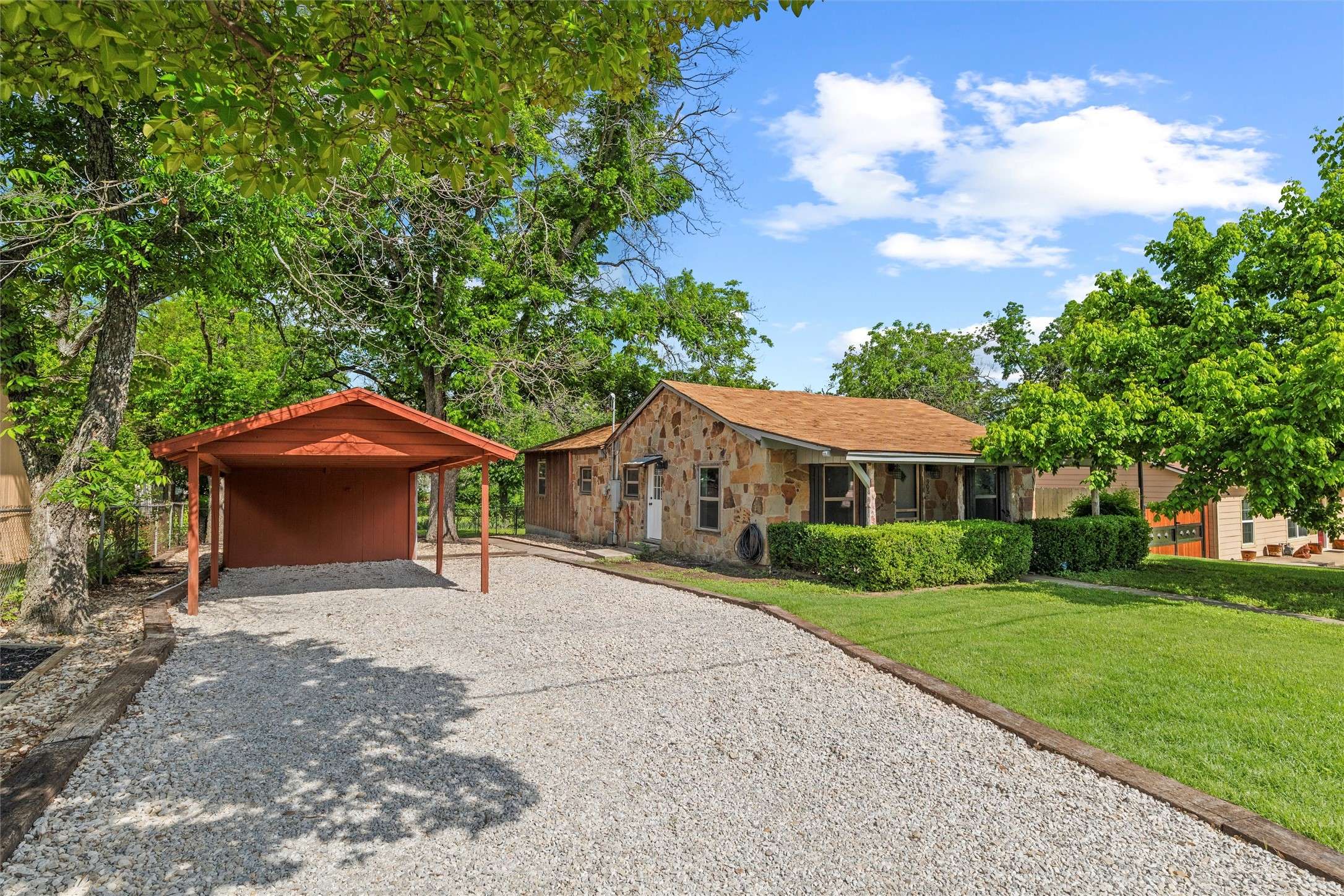 905 S Lamar ST, Weatherford, TX 76086