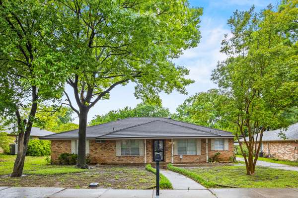 919 Westlake DR,  Desoto,  TX 75115