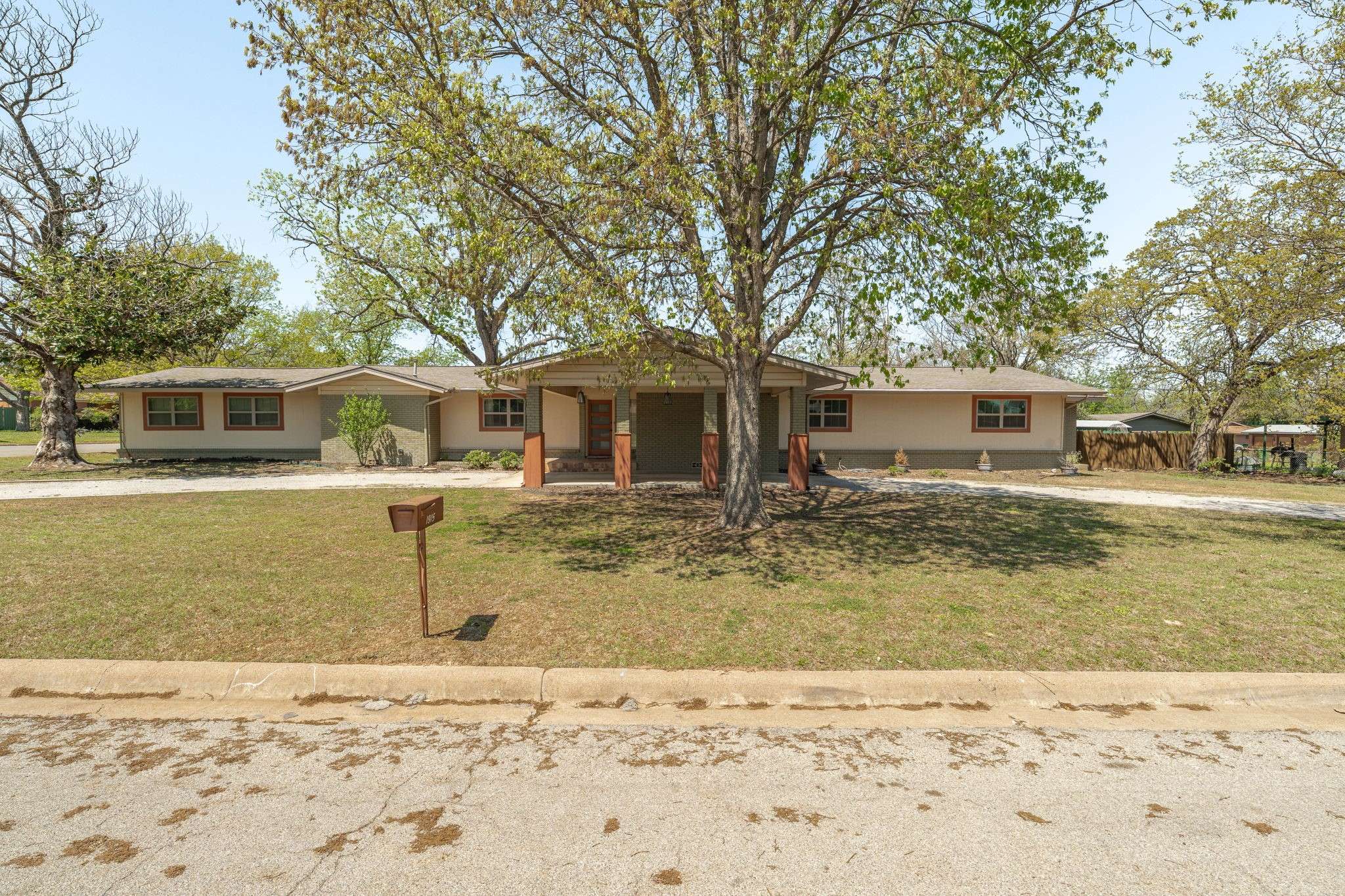 1915 Crestridge ST, Stephenville, TX 76401