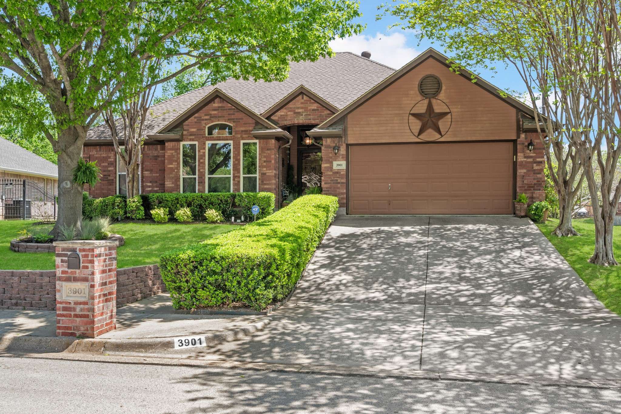 3901 Woodside DR, Arlington, TX 76016
