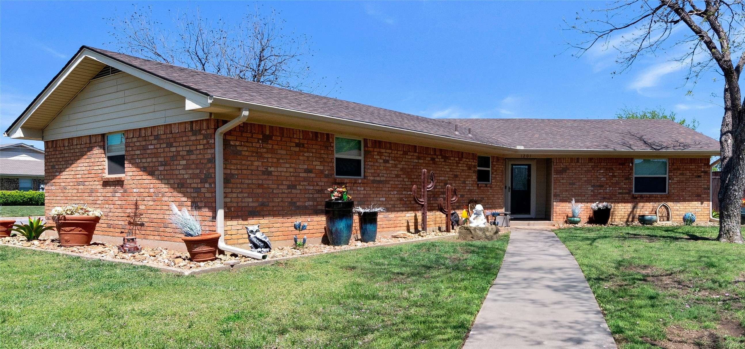 1201 Thomas LN, Graham, TX 76450