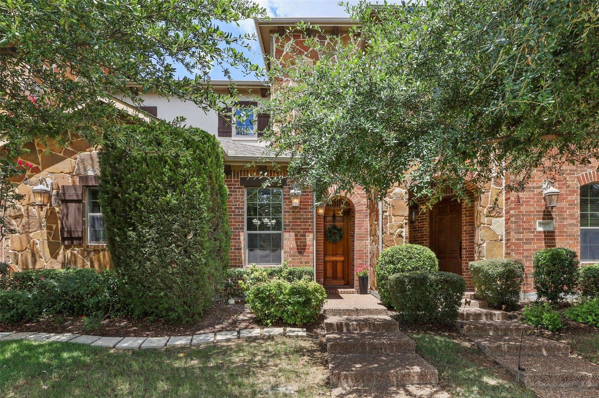 1967 Luther RD, Irving, TX 75063