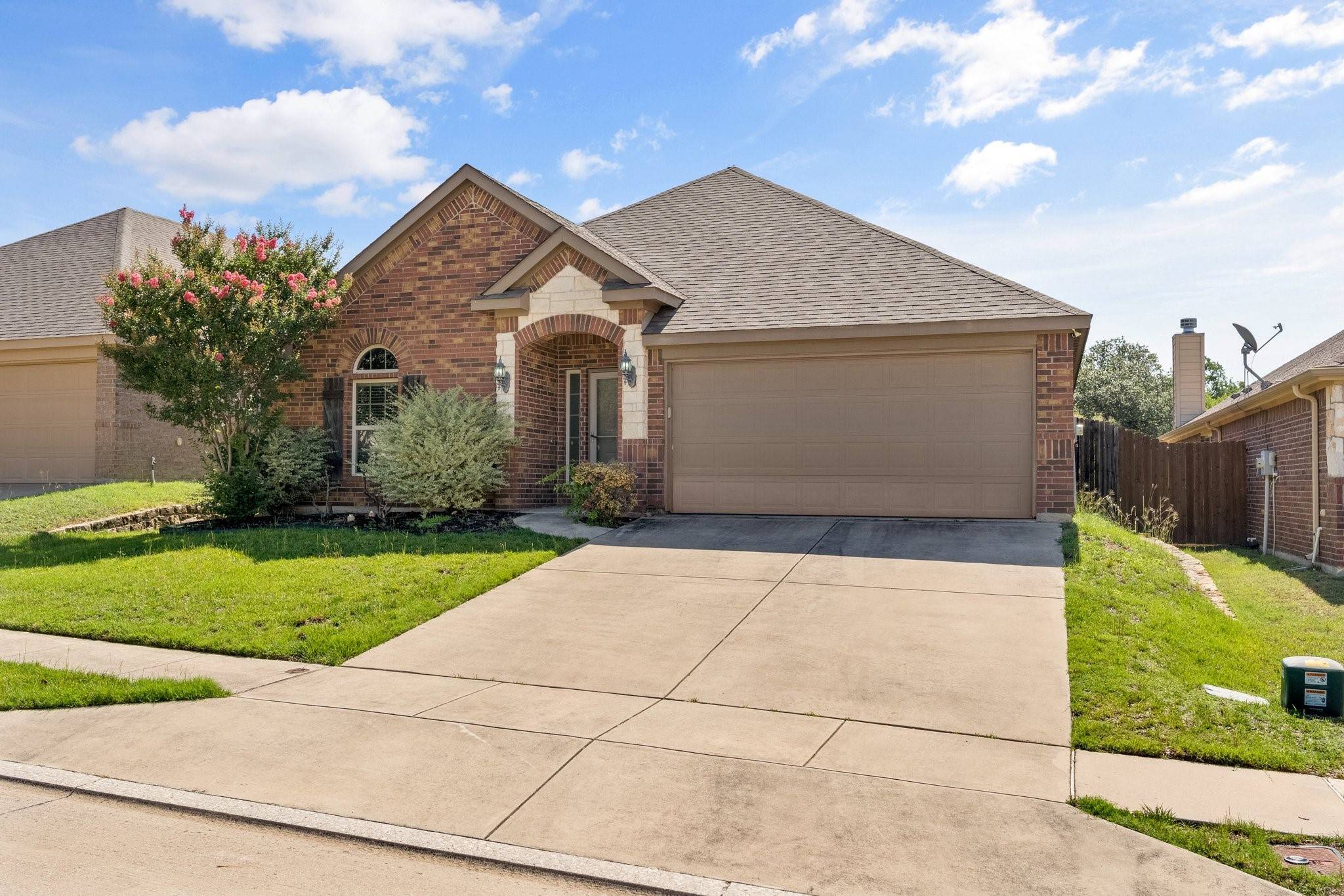 8613 Vista Royale DR, Fort Worth, TX 76108