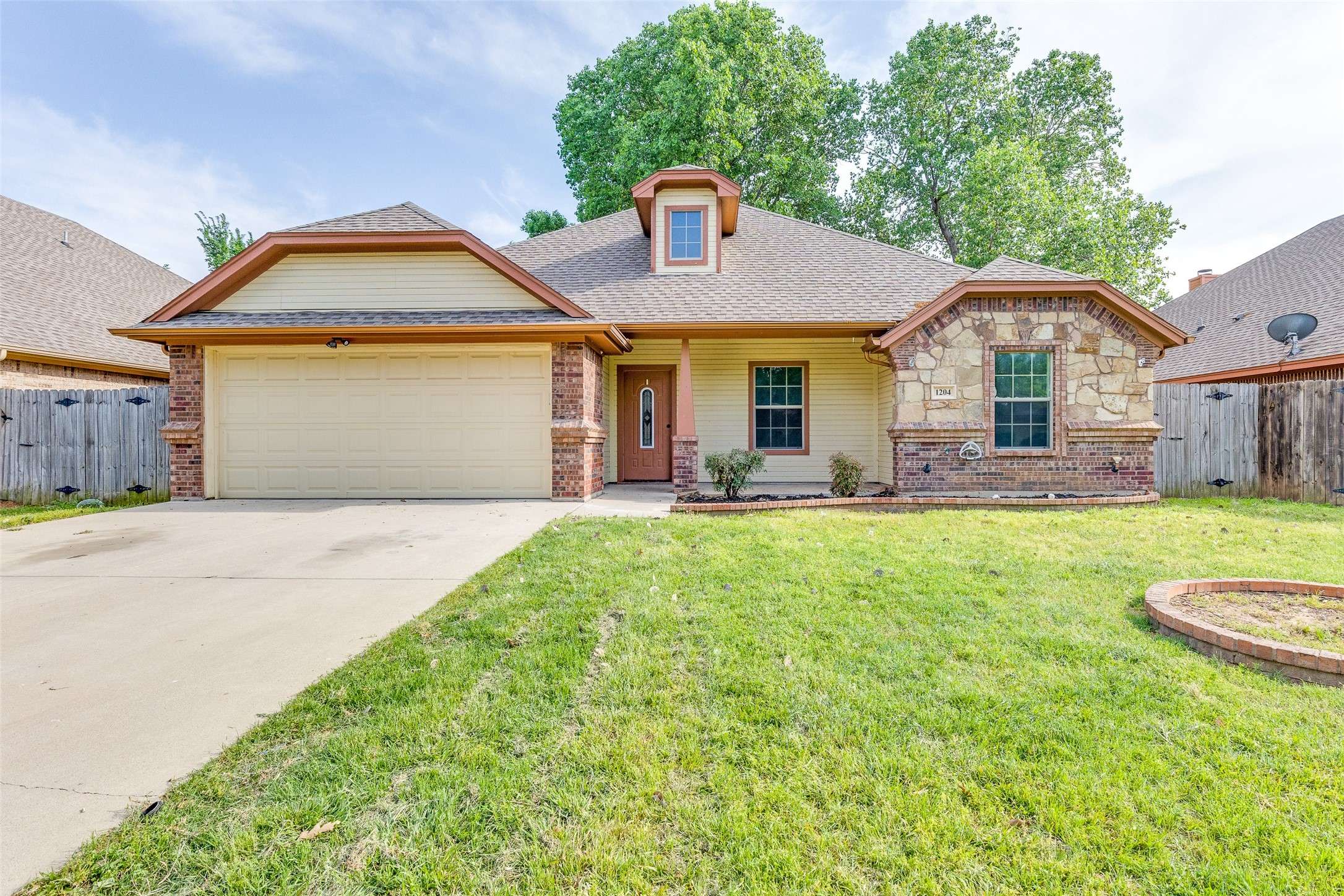 1204 Eagle Lake DR, Azle, TX 76020