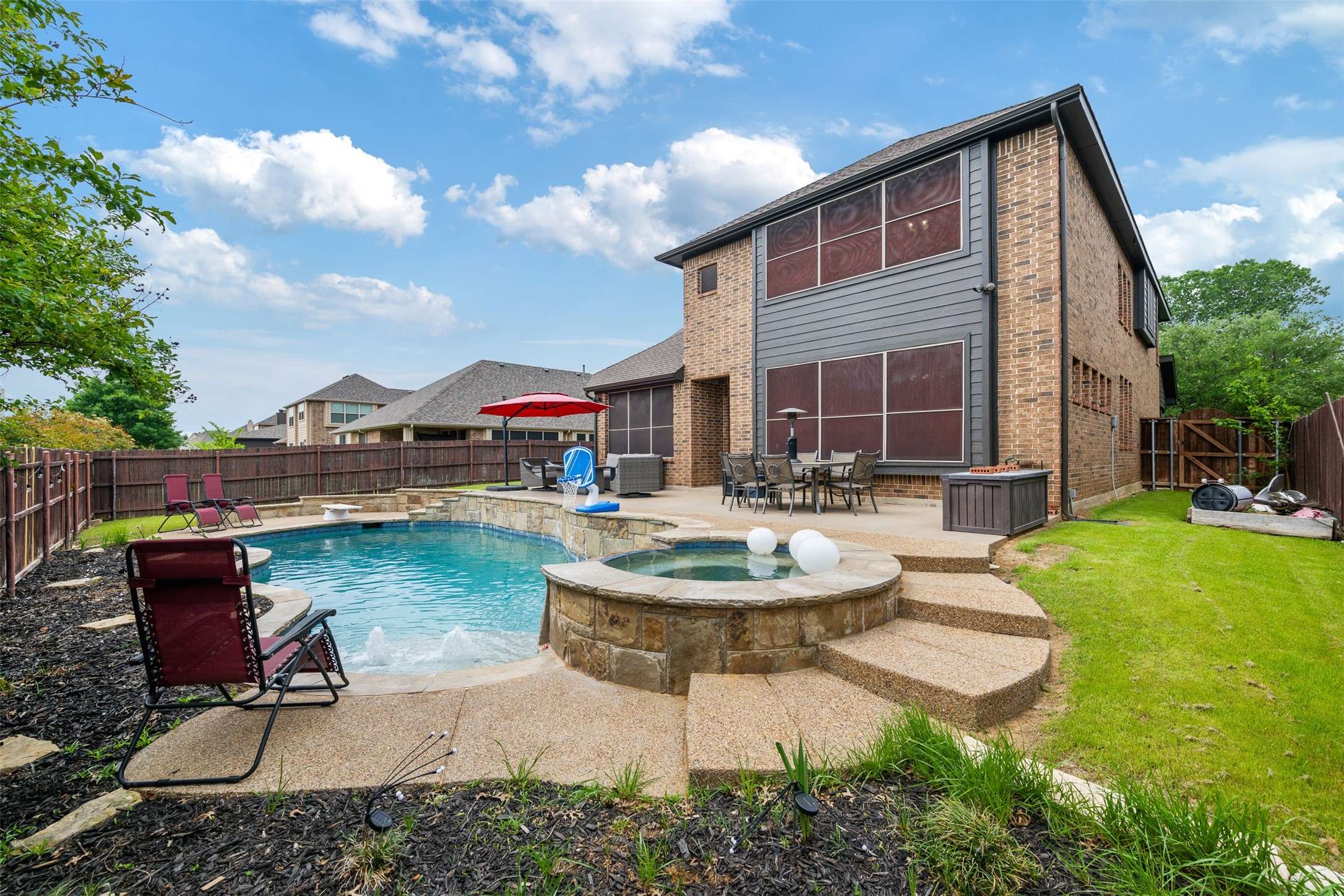 1009 Tara DR, Burleson, TX 76028