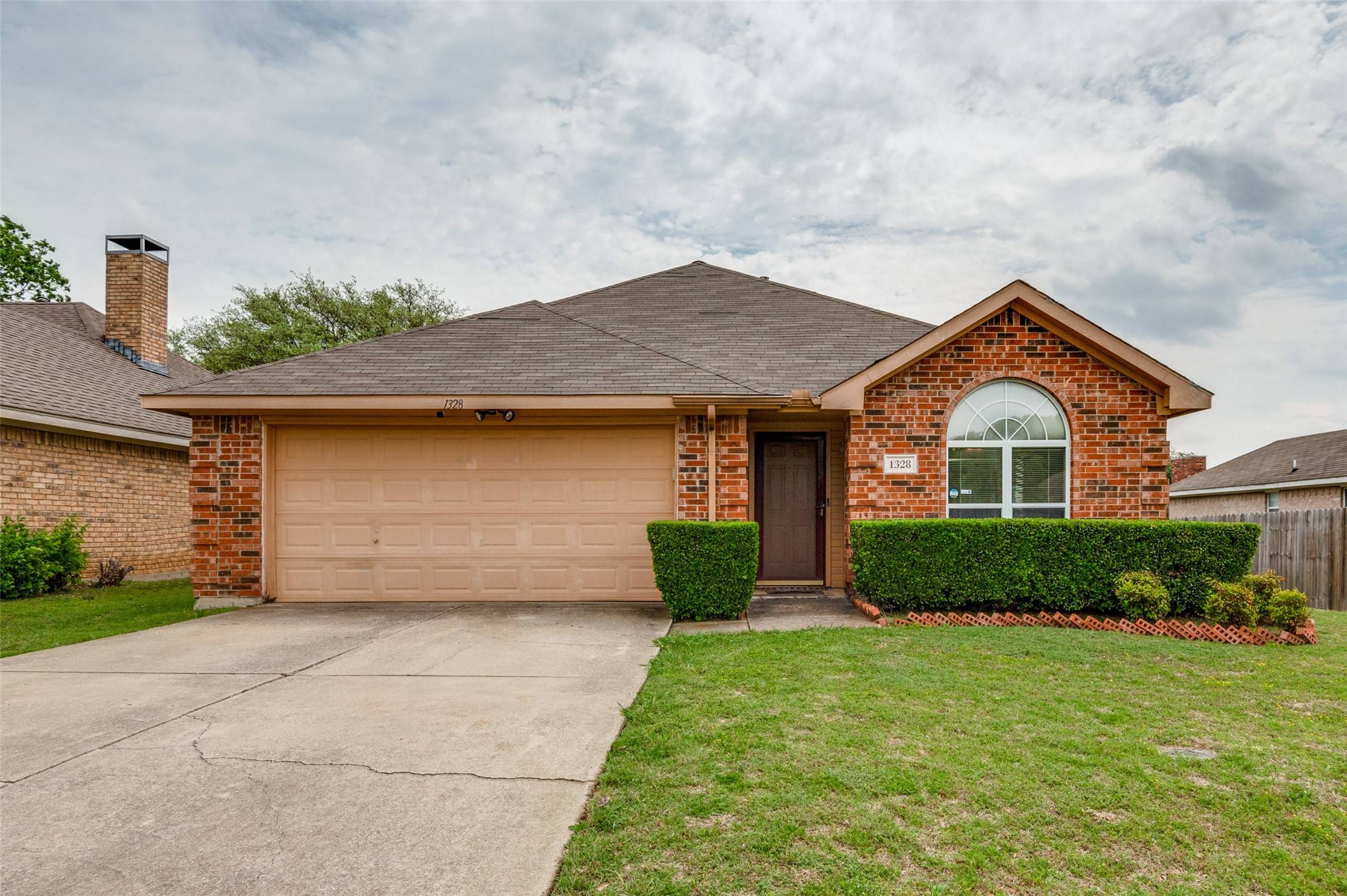 1328 Mallard DR, Desoto, TX 75115