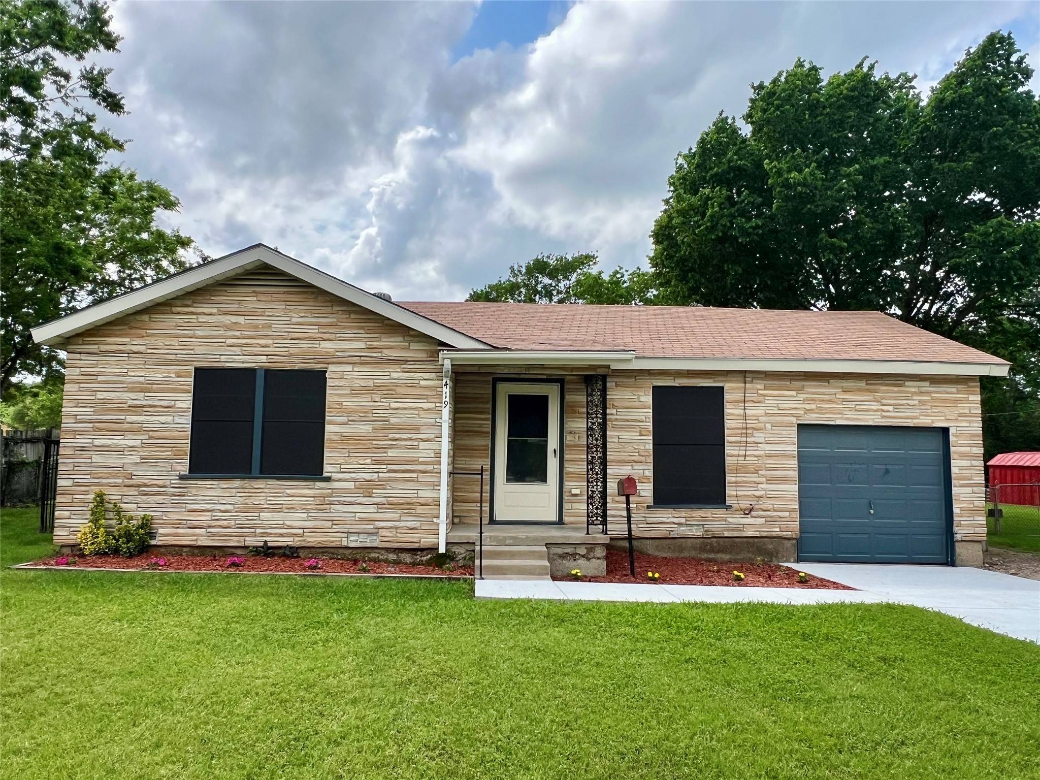 419 Hensley DR,  Grand Prairie,  TX 75050