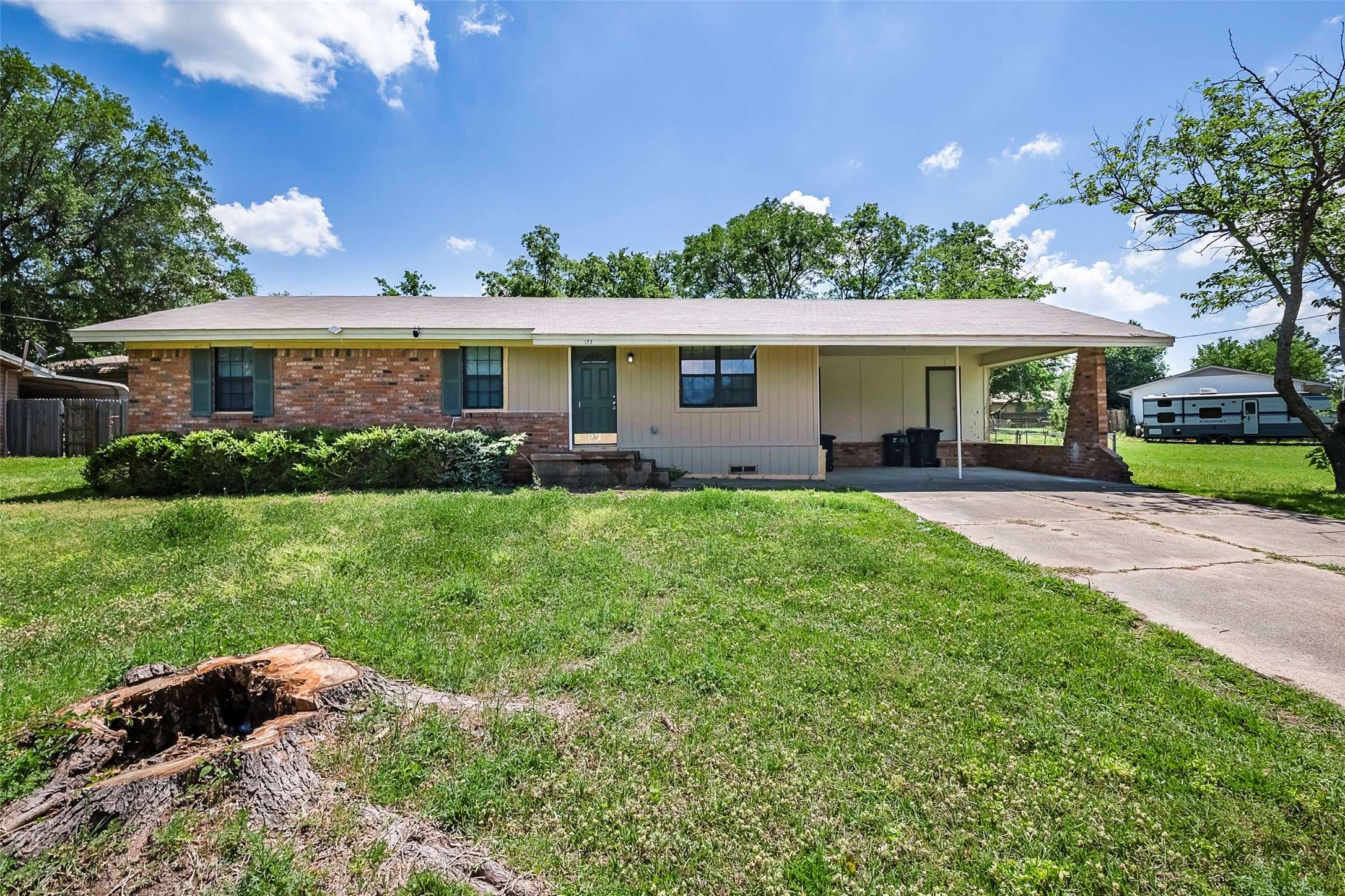 123 Gateway DR, Wills Point, TX 75169