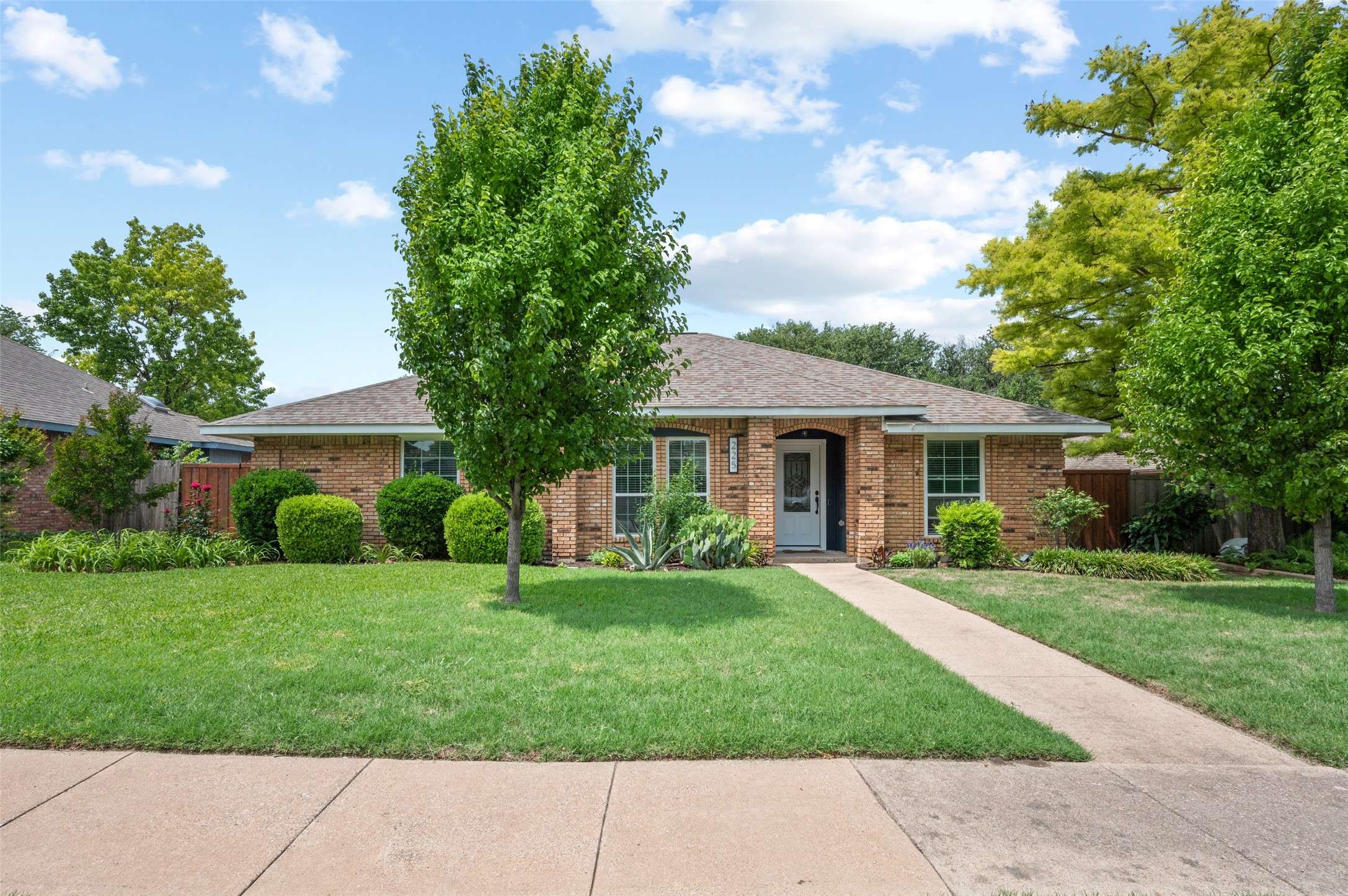 225 Kingsbridge DR, Garland, TX 75040