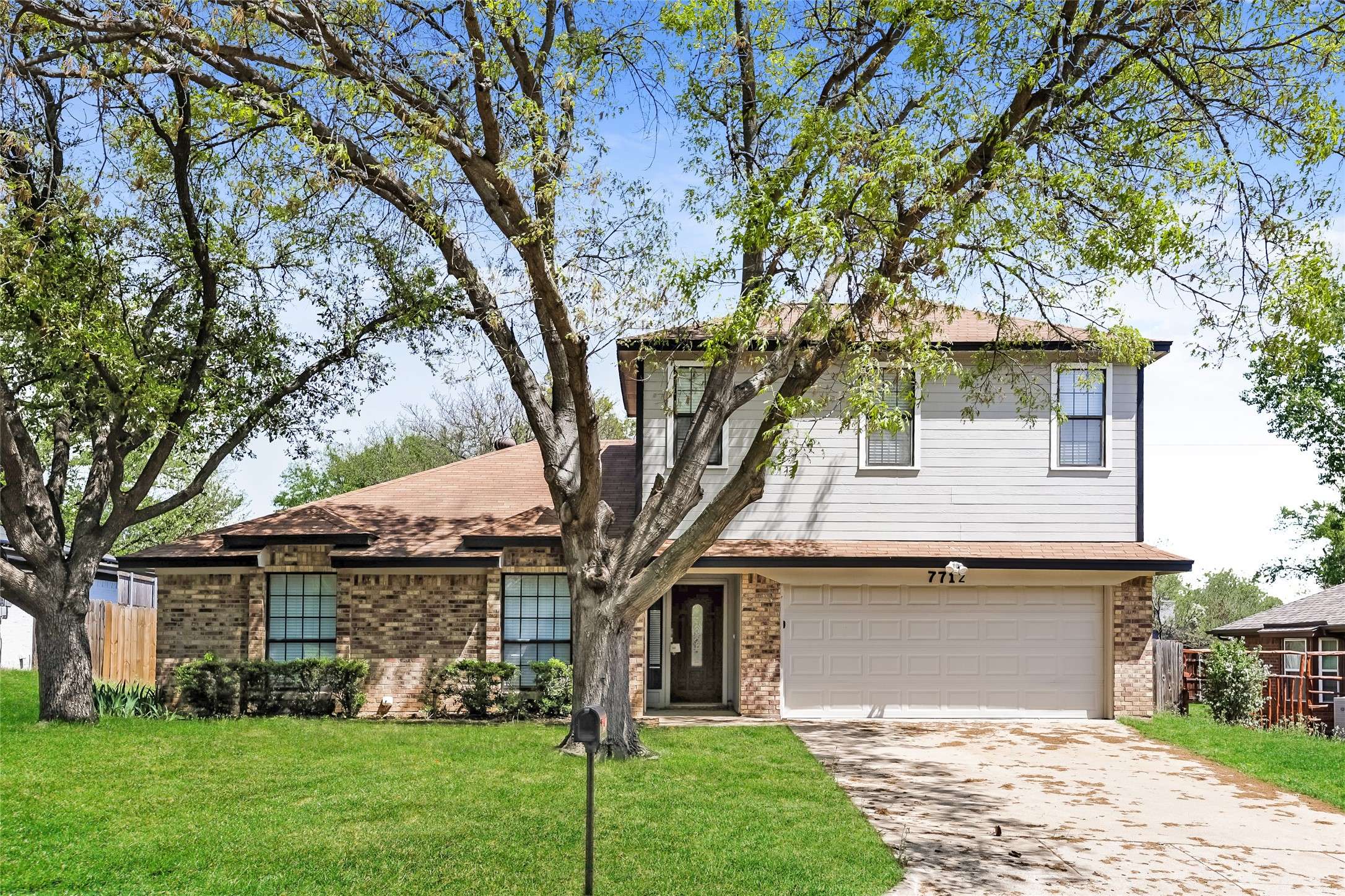 7712 Miracle LN, North Richland Hills, TX 76182