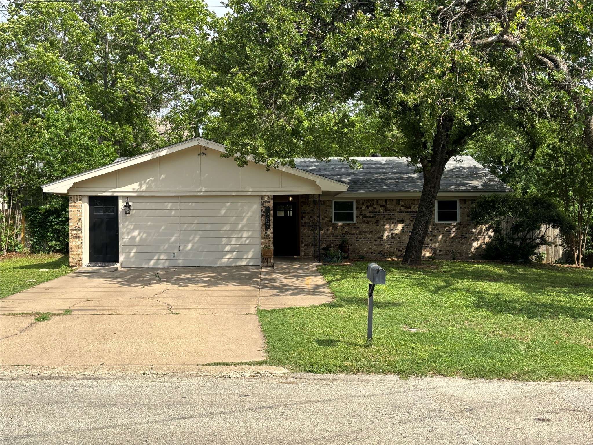 1207 W Cage ST, Stephenville, TX 76401