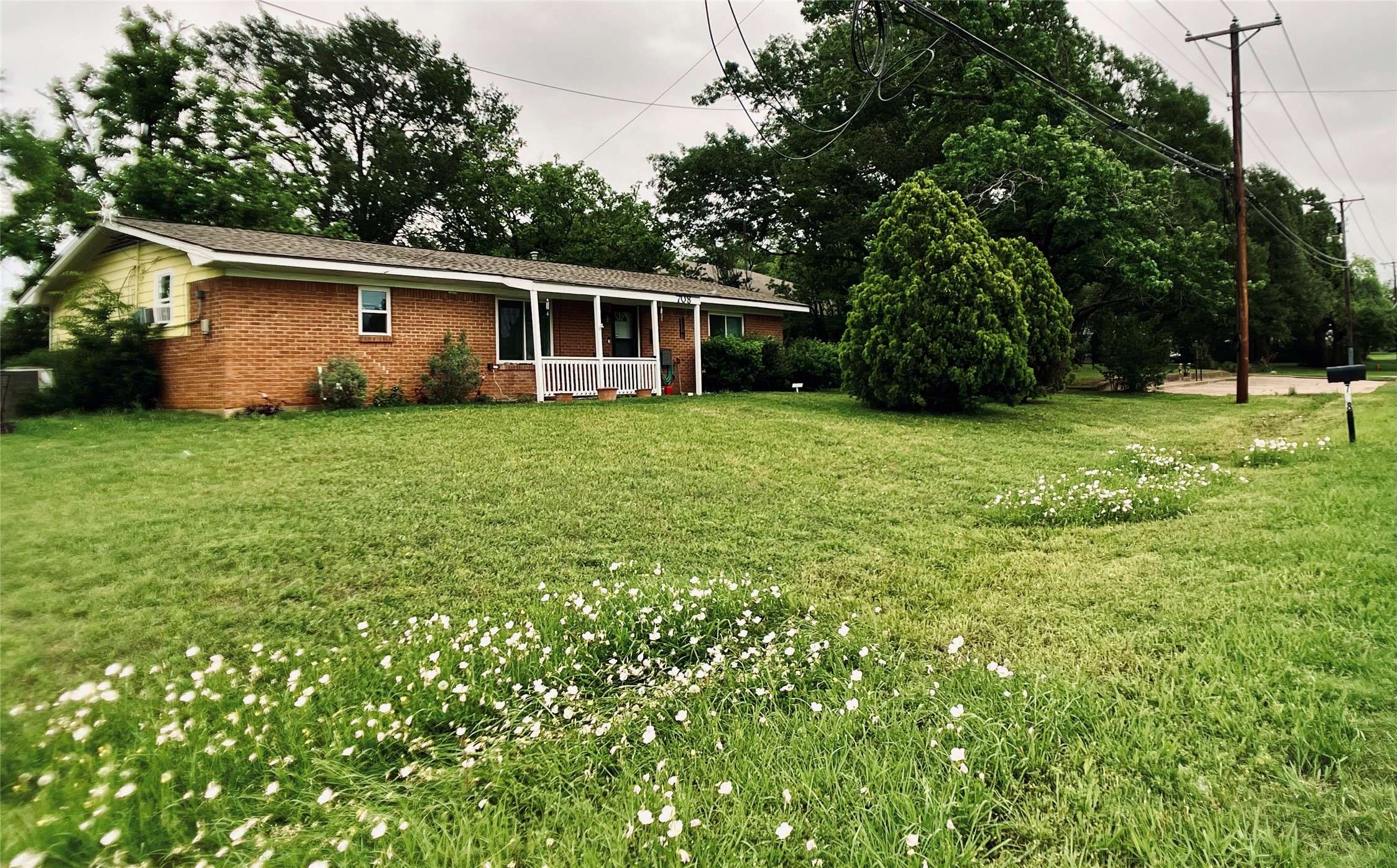 708 W Grove ST, Kaufman, TX 75142