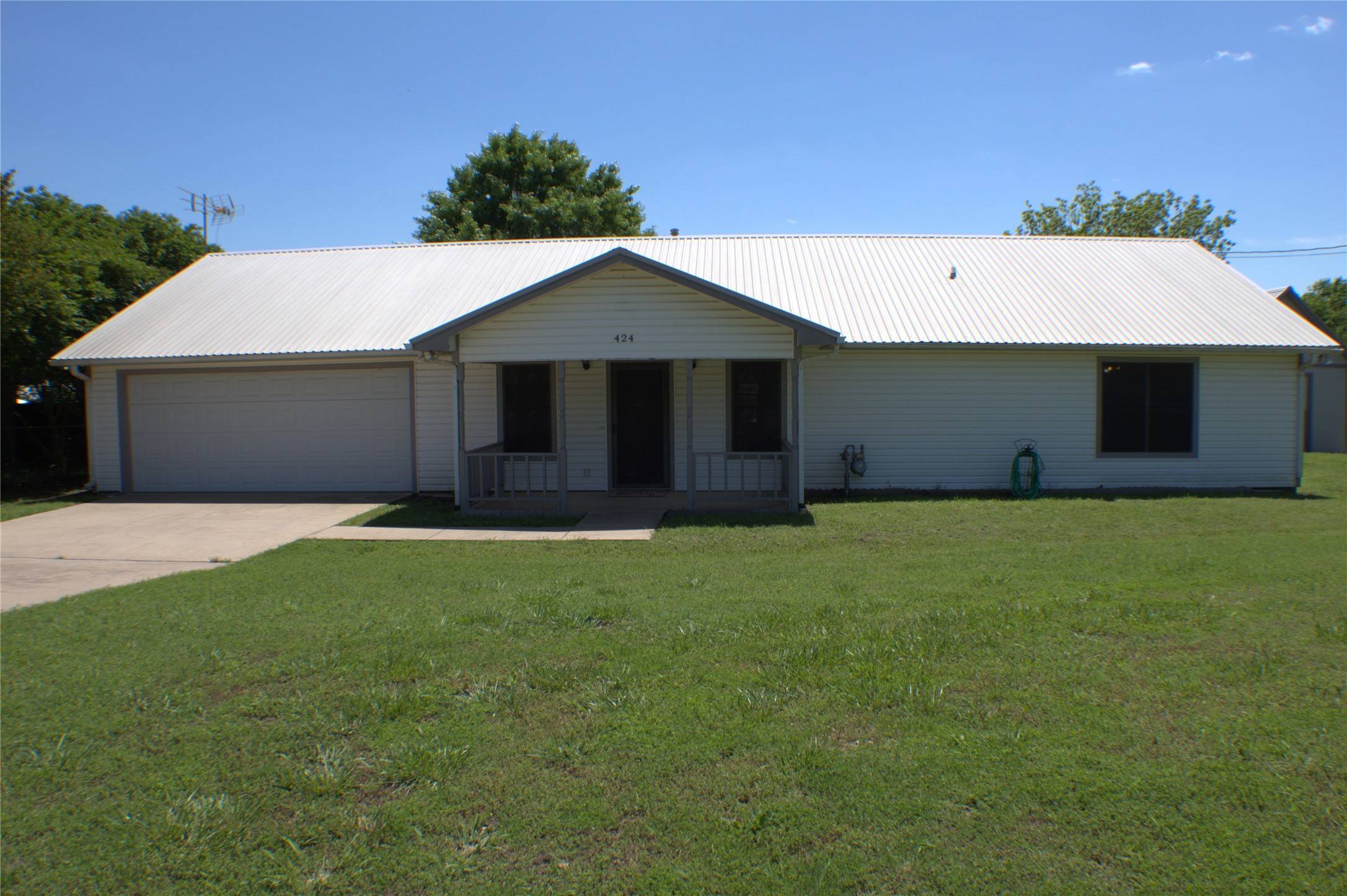 424 E Young ST, Howe, TX 75459