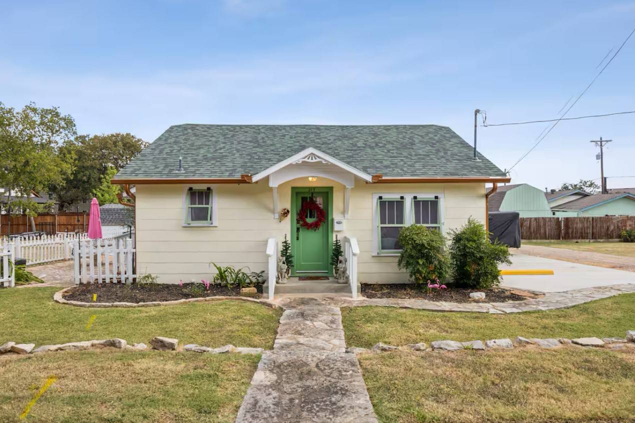 215 S Lambert ST, Granbury, TX 76048