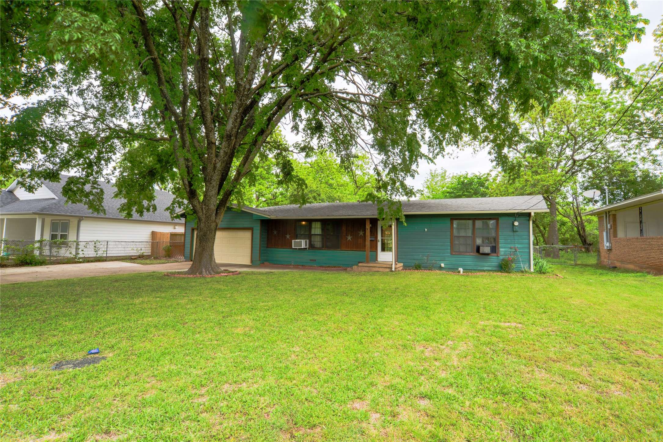 1915 W Bond ST, Denison, TX 75020