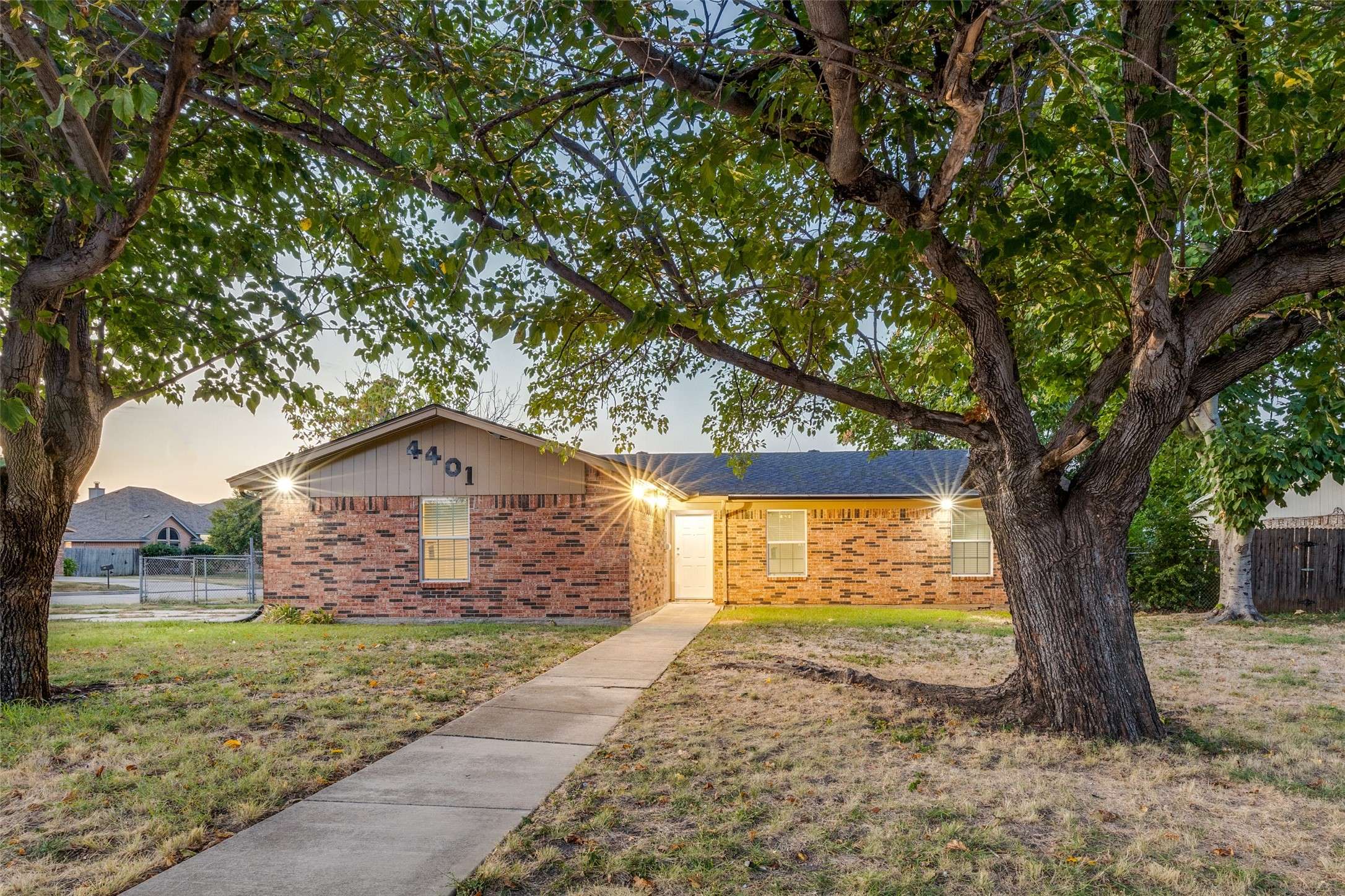 4401 Tiptop ST, Haltom City, TX 76117