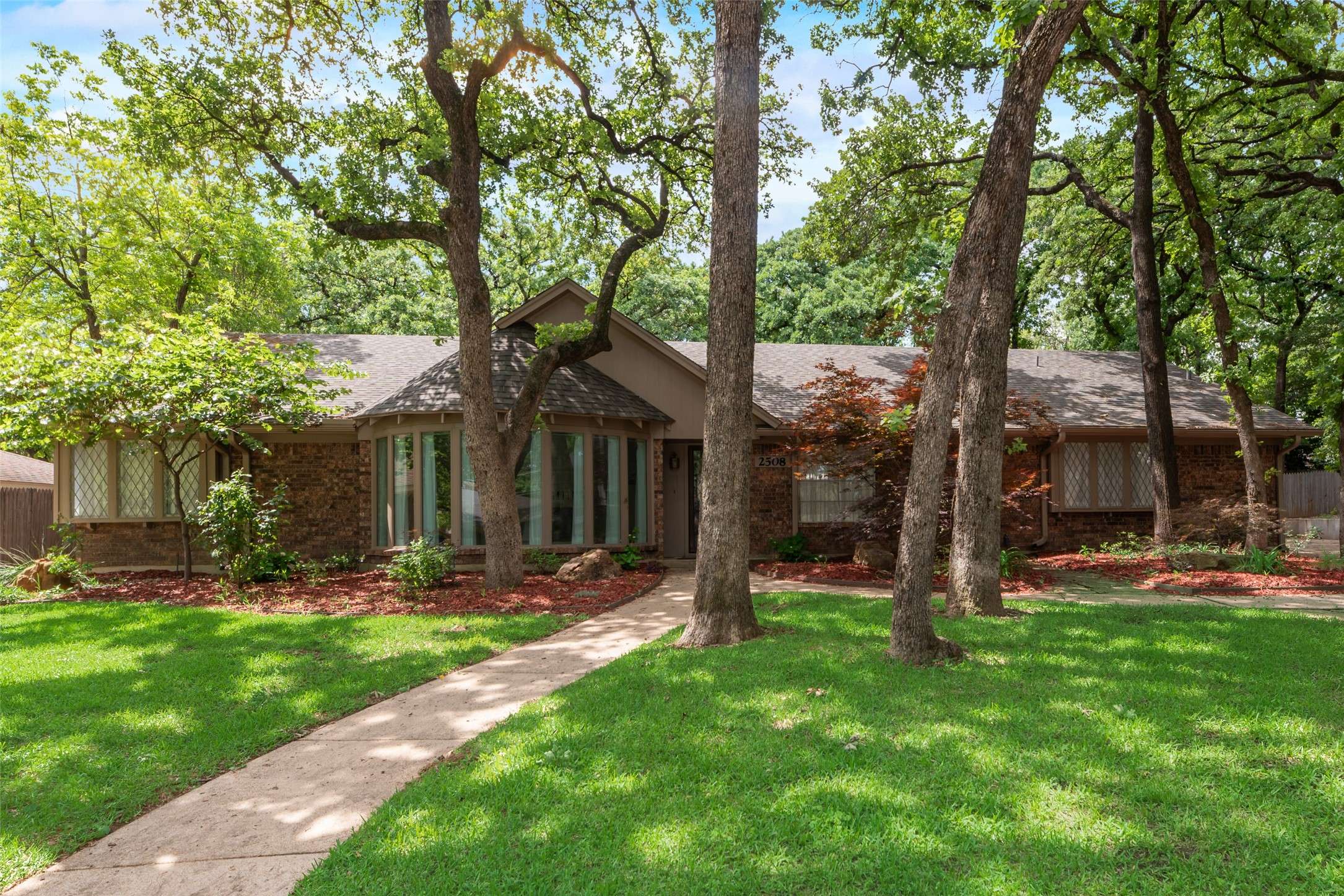 2508 Oak Manor CT, Arlington, TX 76012