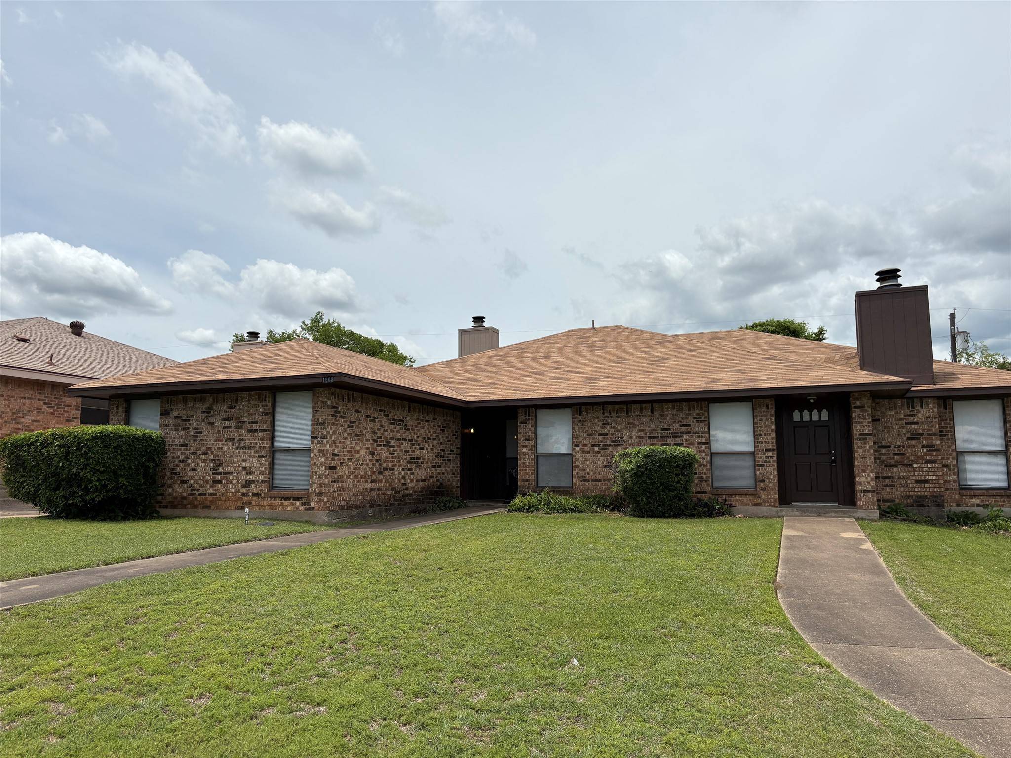 1909 Spindletop DR, Duncanville, TX 75137