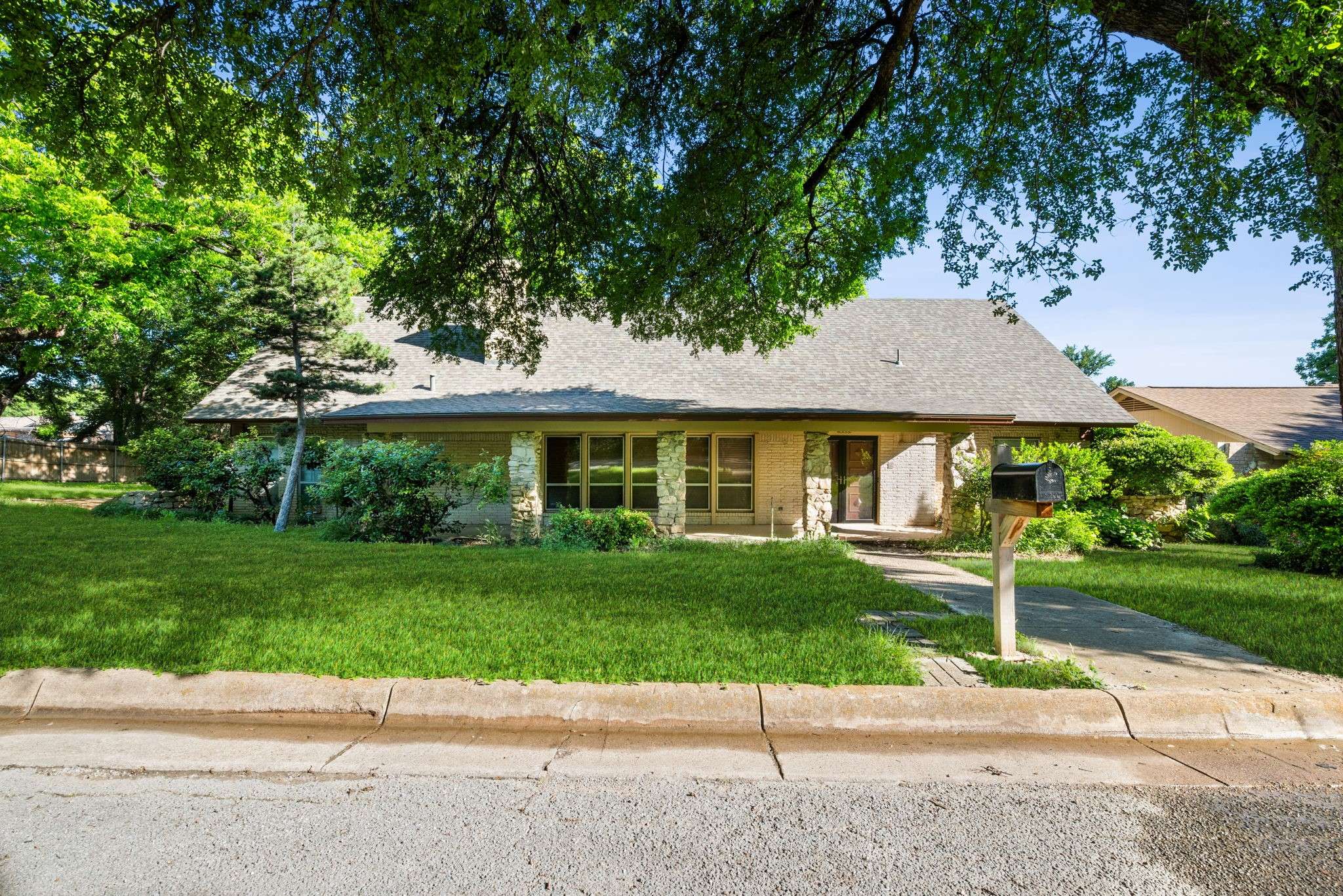5205 Blue Valley CT, Fort Worth, TX 76112