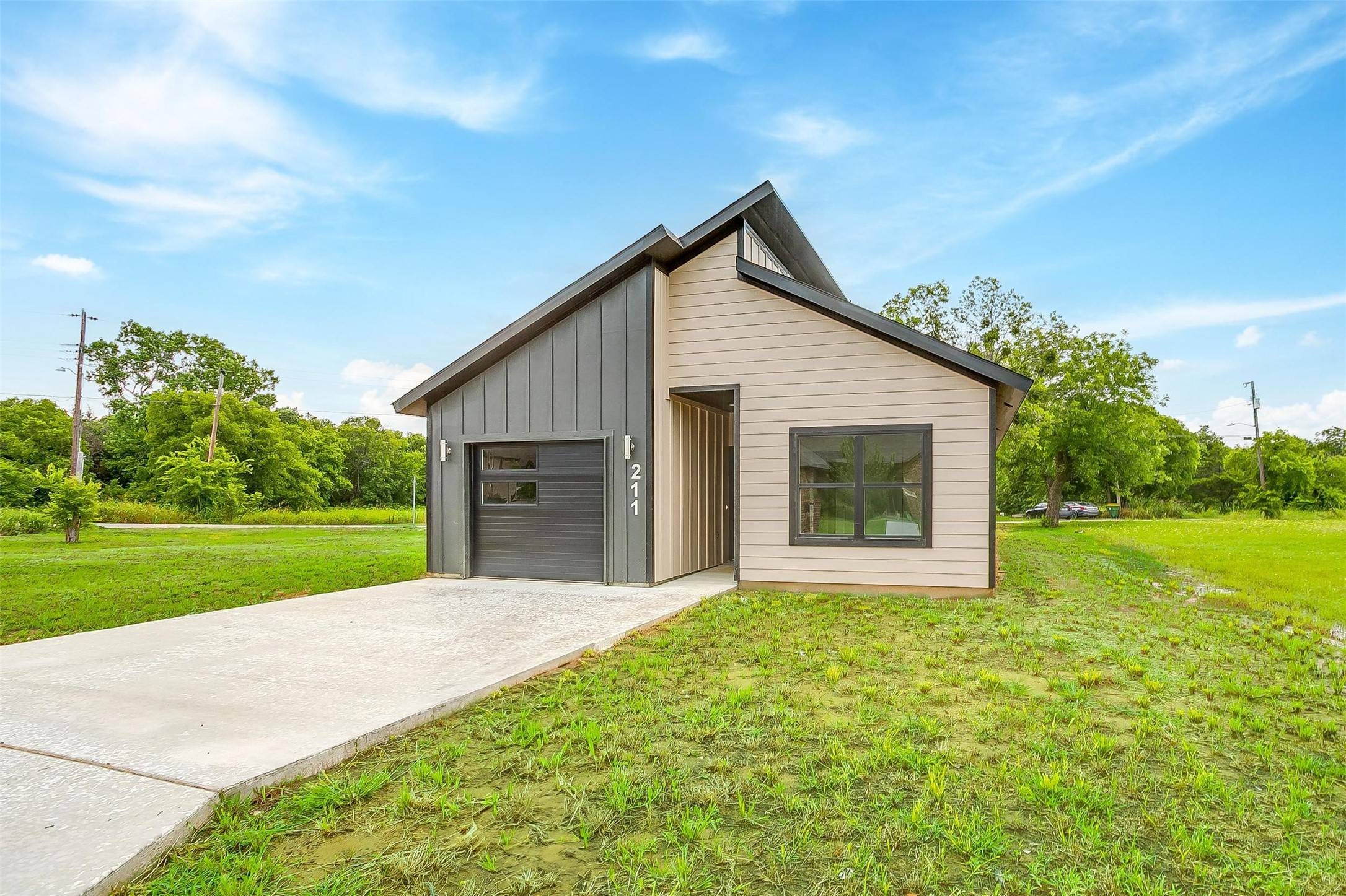 Grandview, TX 76050,211 N 4th ST