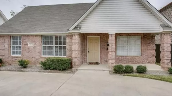 Fort Worth, TX 76109,3233 S Univer. DR