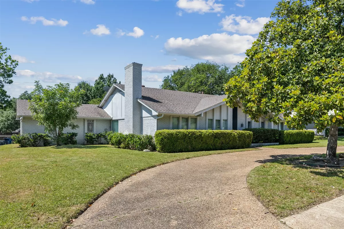 Dallas, TX 75248,6908 Heatherknoll DR