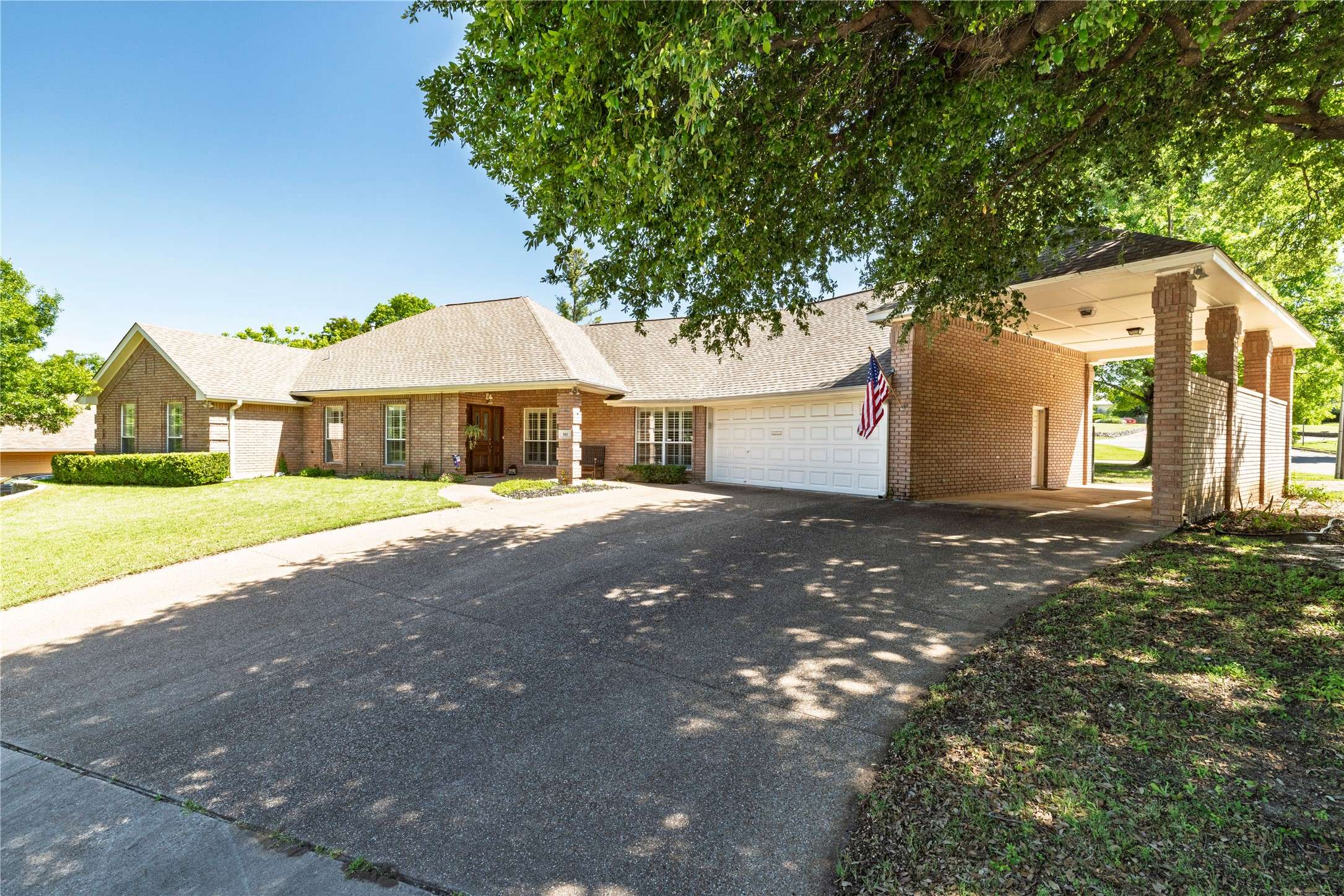 703 W Simmons ST, Weatherford, TX 76086