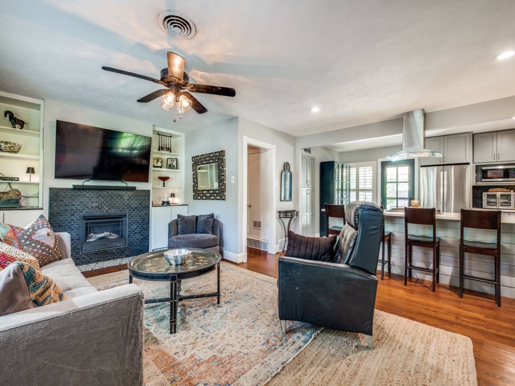 879 Peavy RD, Dallas, TX 75218