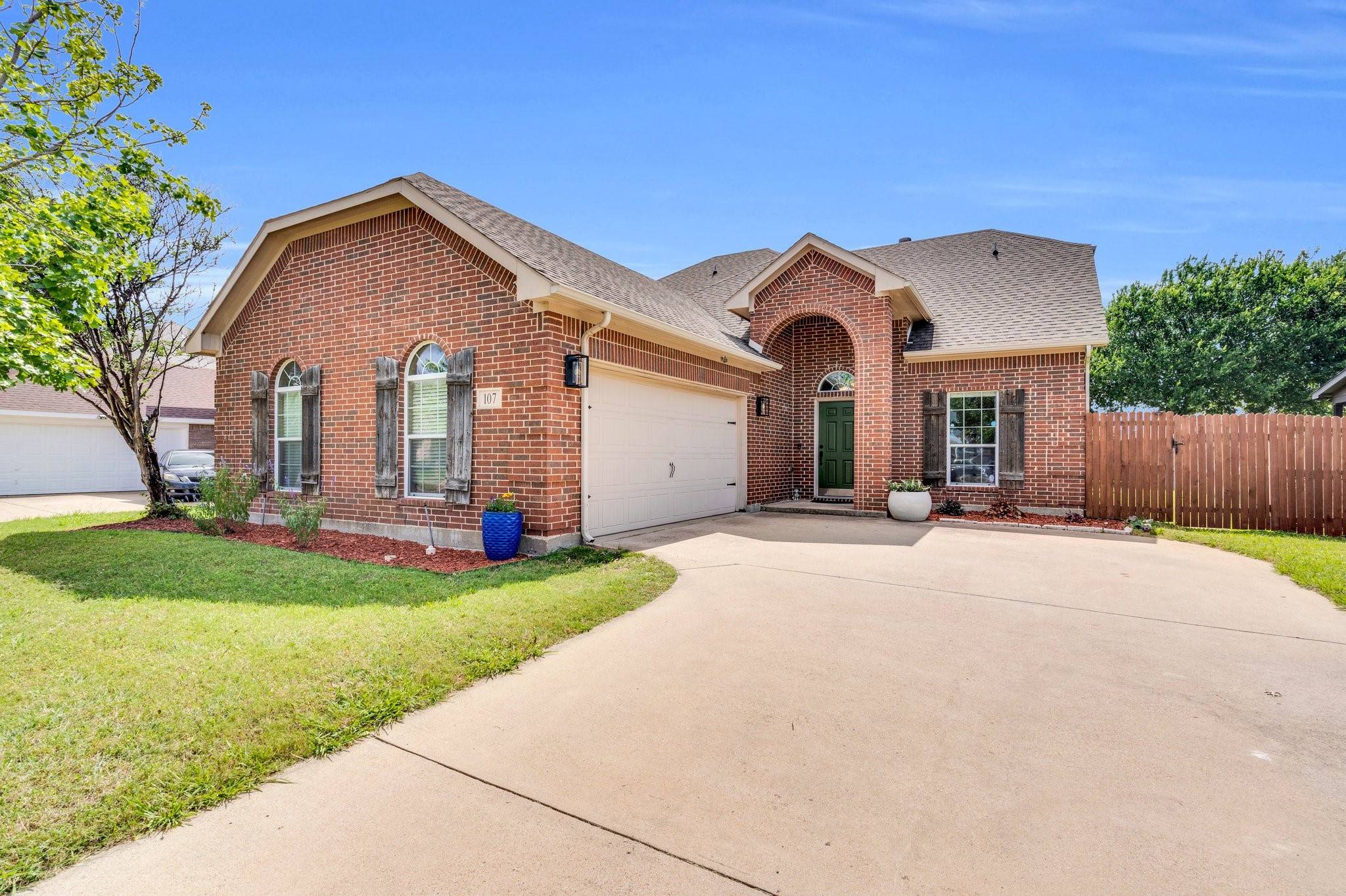 107 Oak Hollow LN, Red Oak, TX 75154
