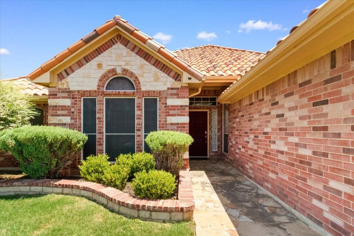 810 W Lonesome Dove TRL, Arlington, TX 76001