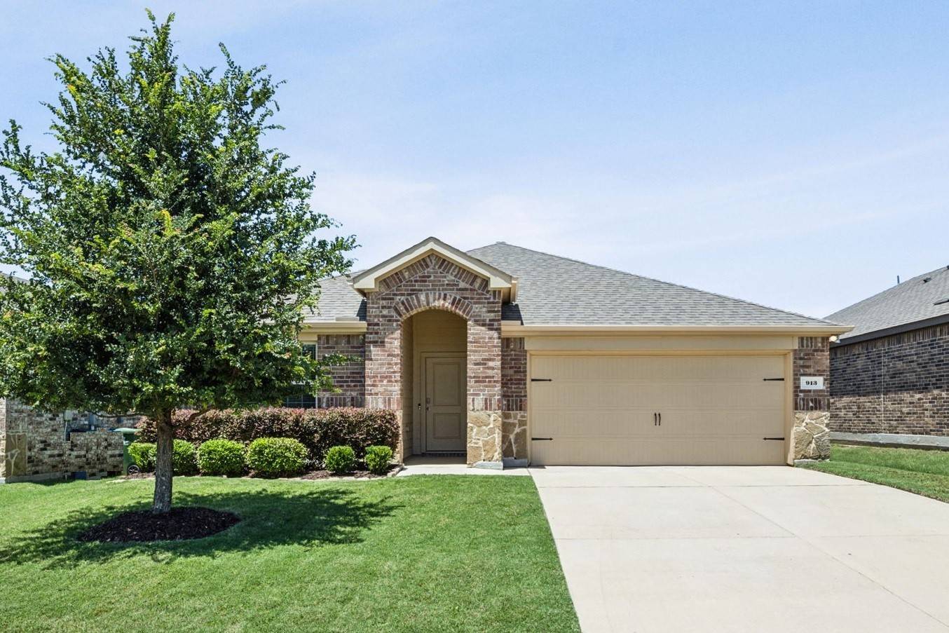 913 Alton DR, Aubrey, TX 76227