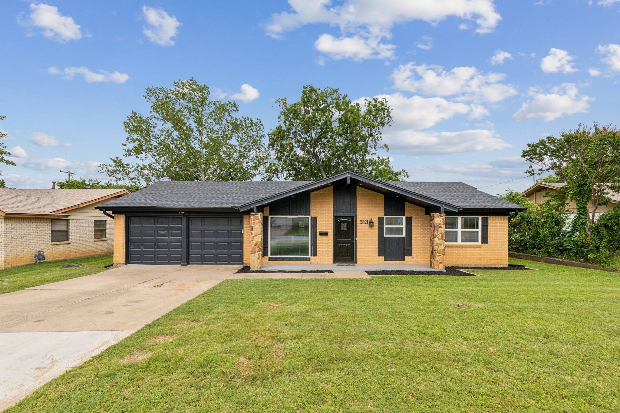 313 Yorkshire DR, Euless, TX 76040
