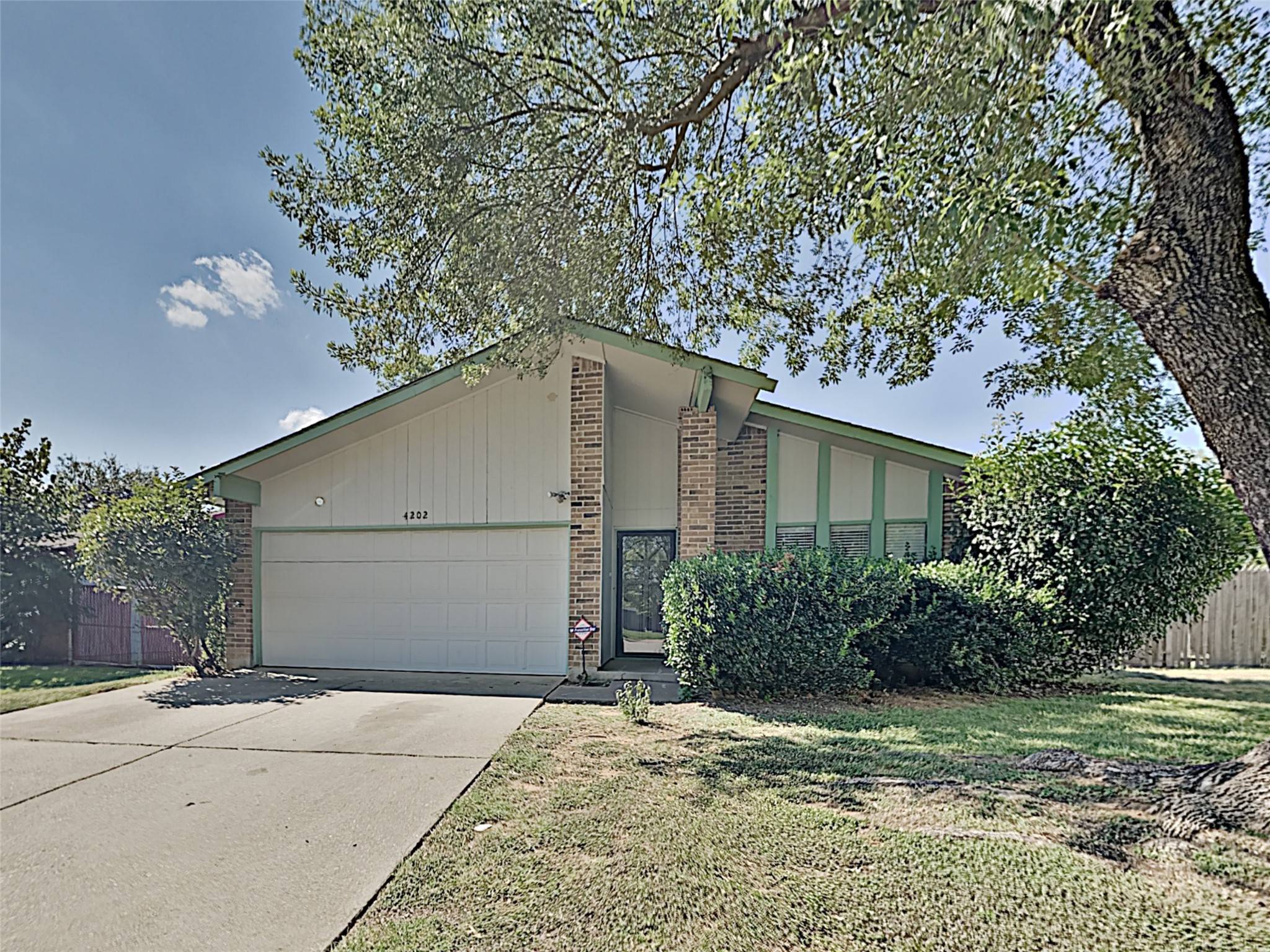 4202 Glenlawn CT, Arlington, TX 76016