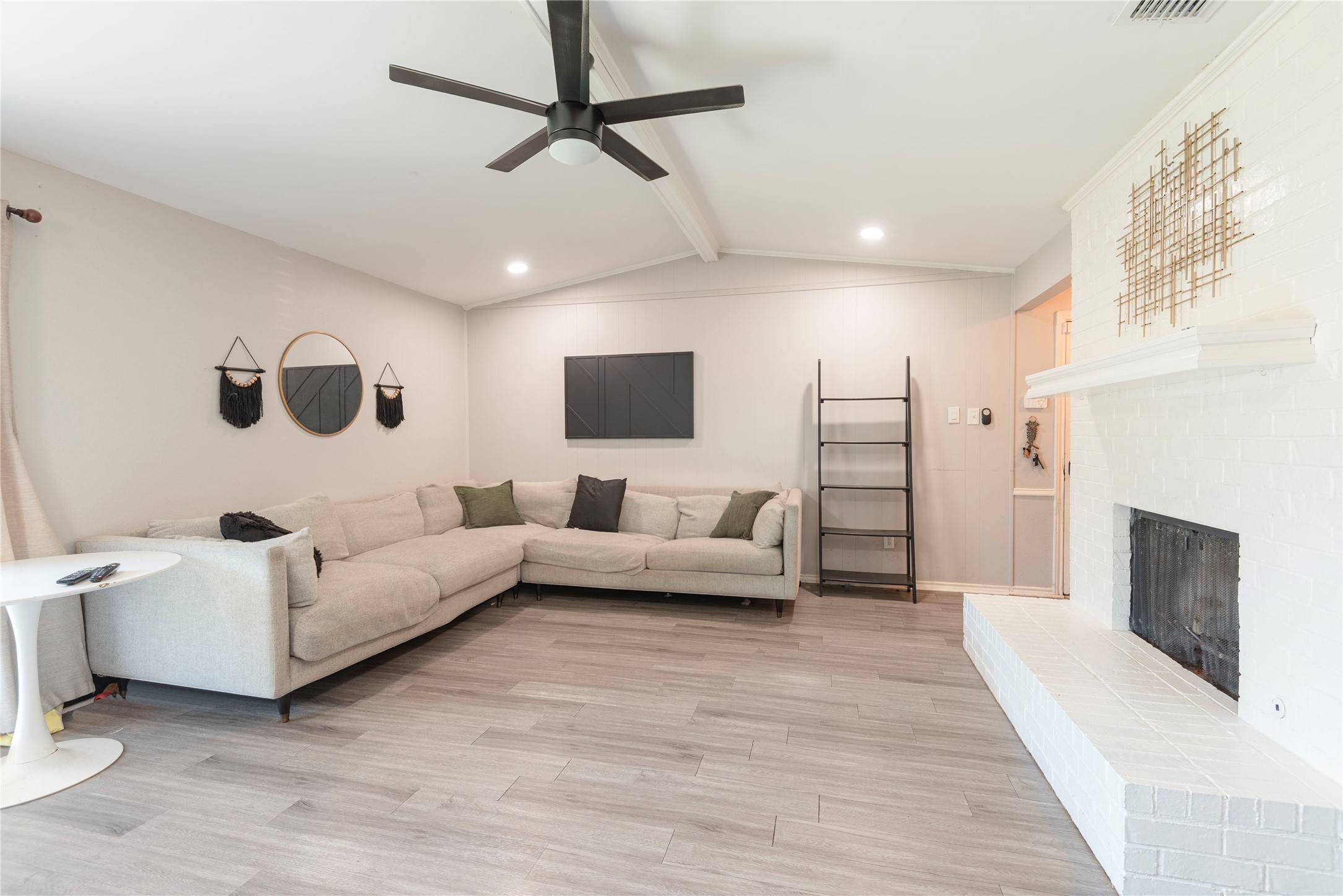 1654 Clarendon DR, Lewisville, TX 75067