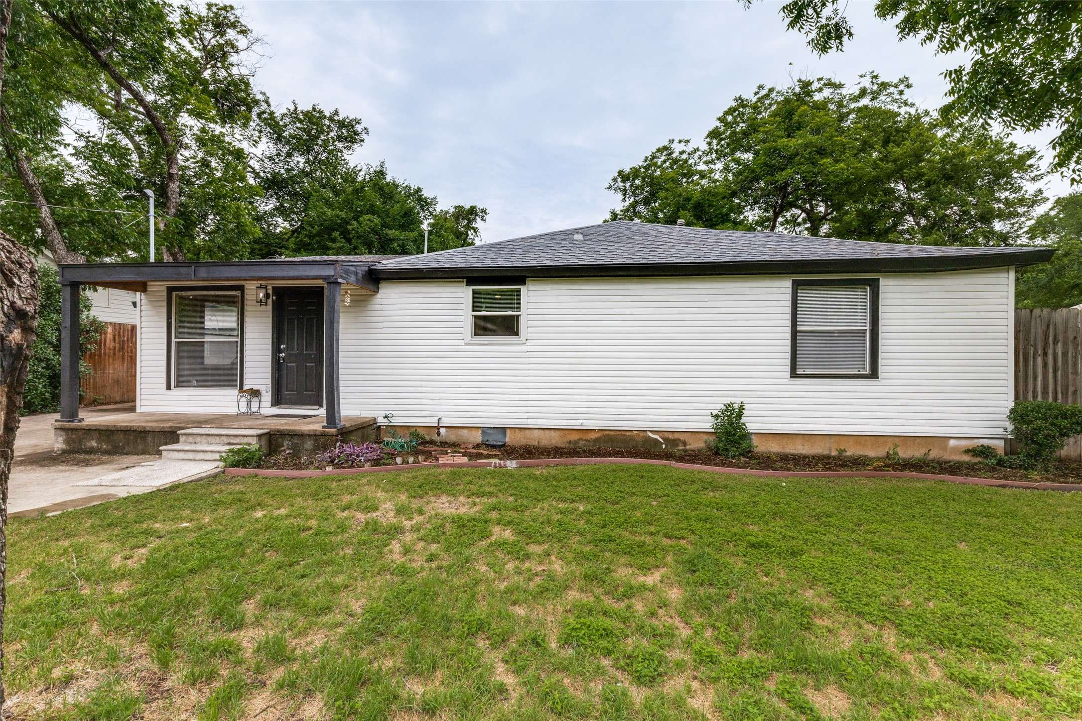 4332 Blackstone DR, Fort Worth, TX 76114