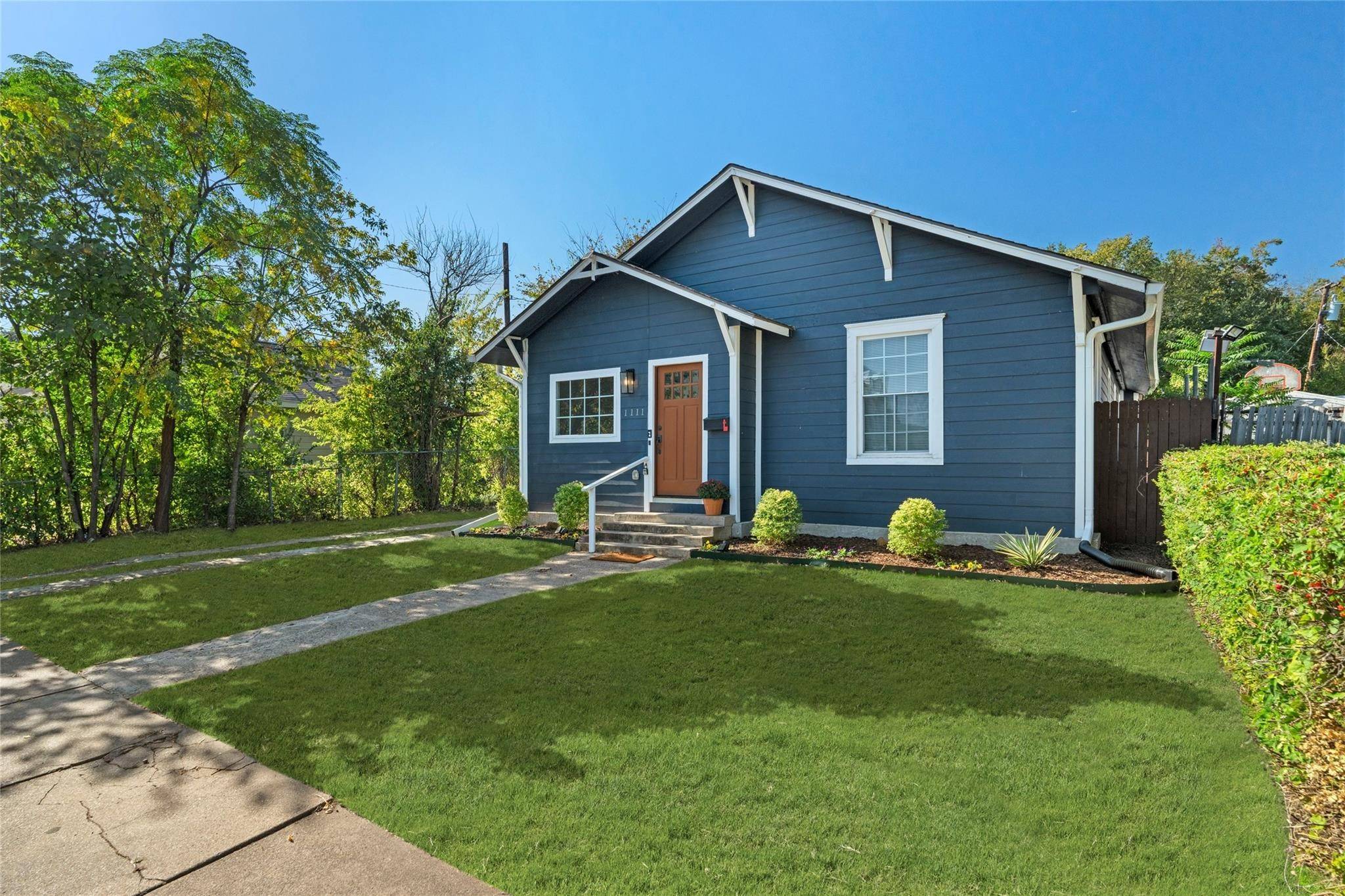 1111 S Glasgow DR, Dallas, TX 75223