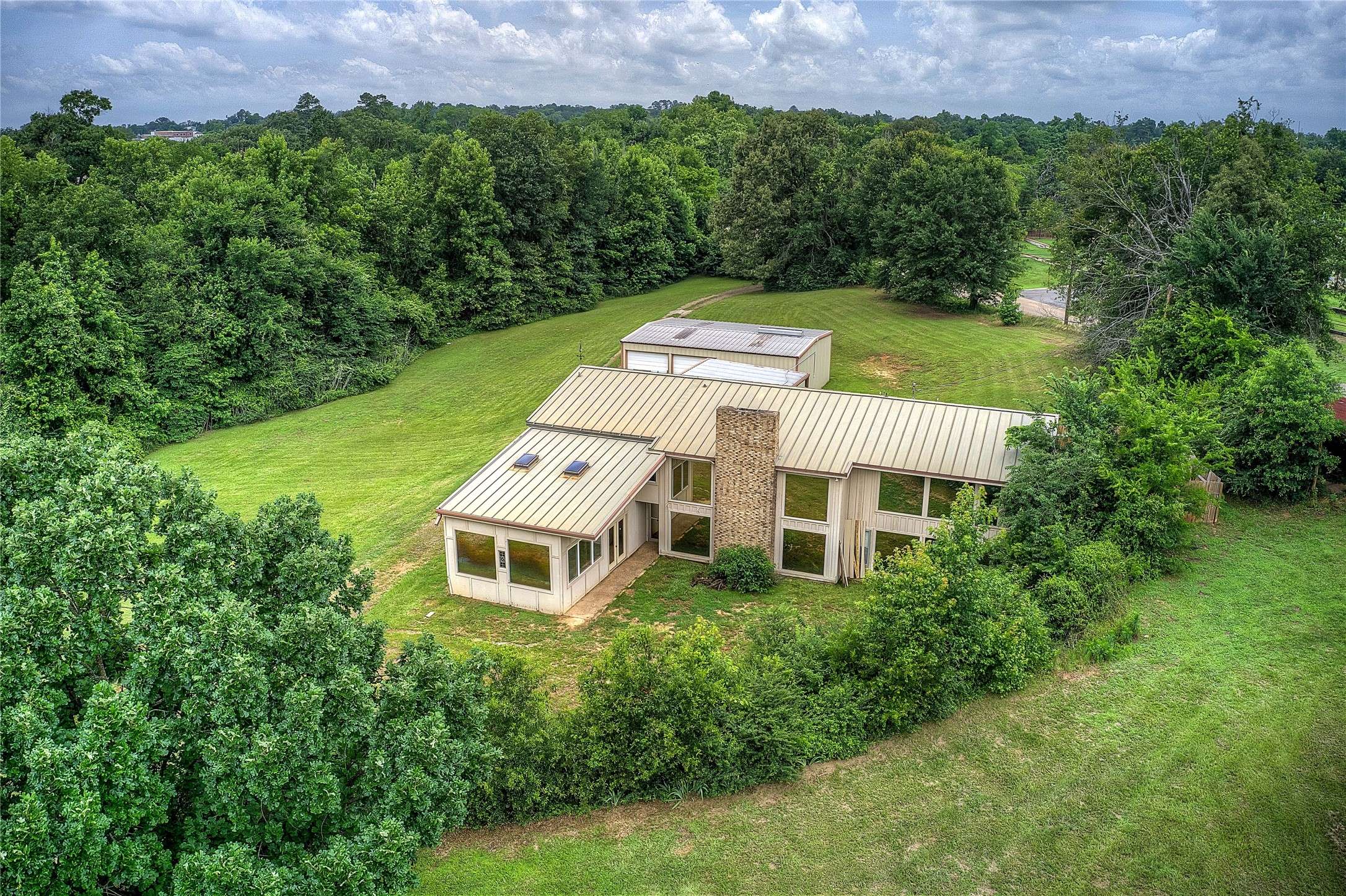 950 Gilmer RD, Winnsboro, TX 75494