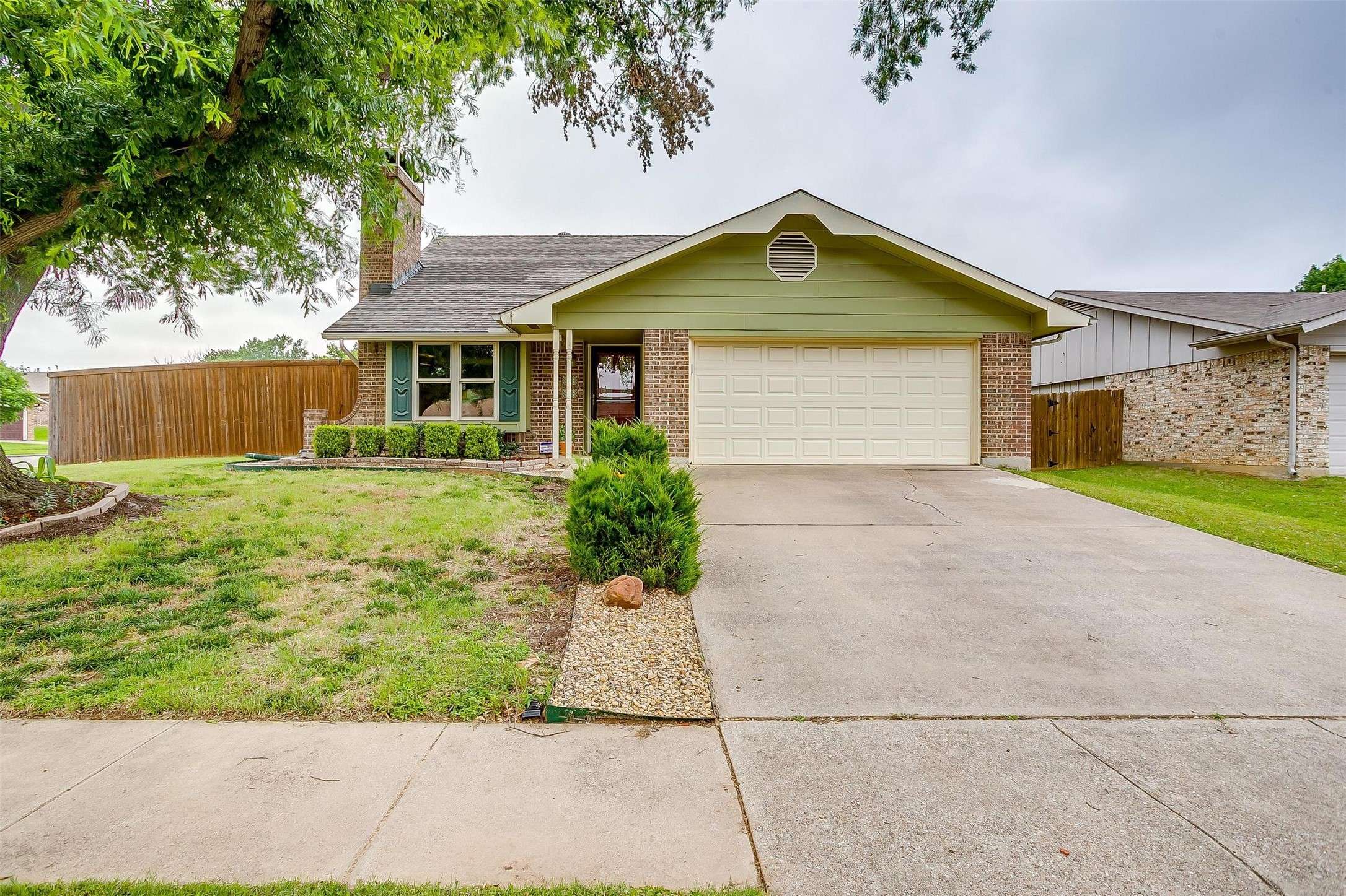 2305 Hollybush LN, Bedford, TX 76021