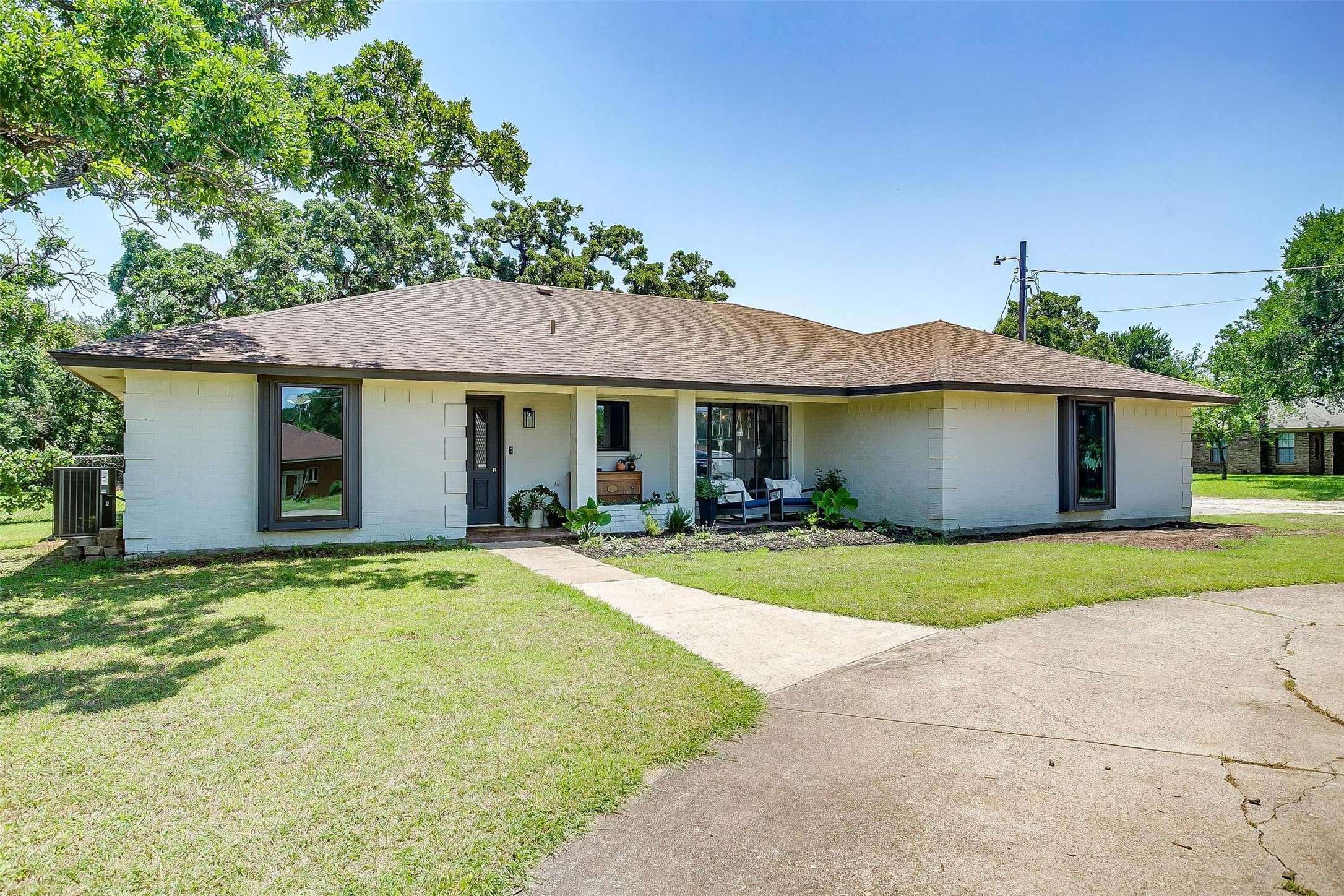 112 Woodbine DR, Burleson, TX 76028