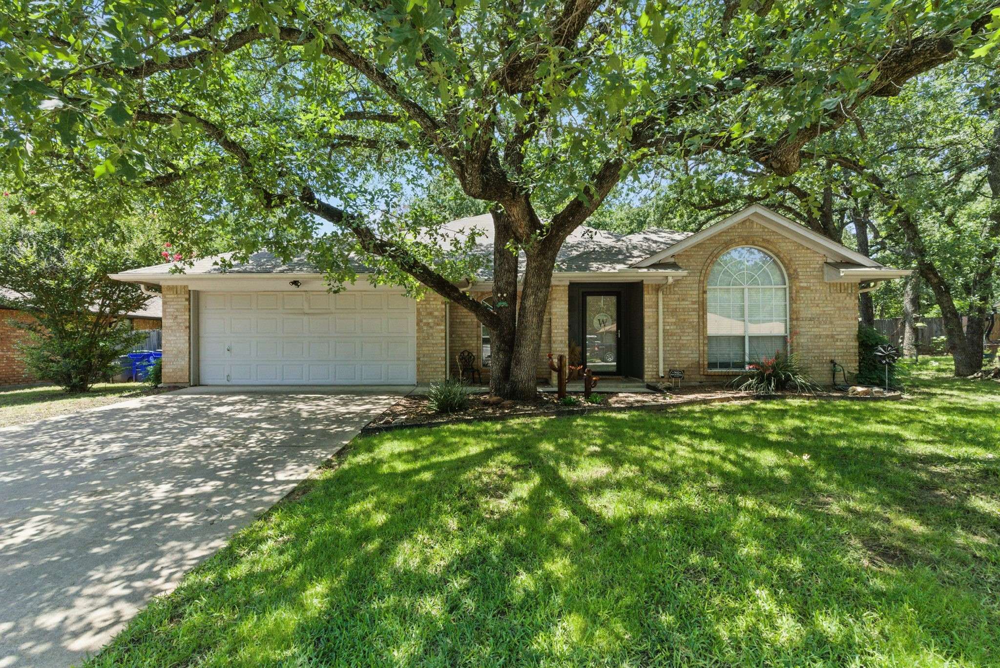 945 Lake Ridge DR, Azle, TX 76020