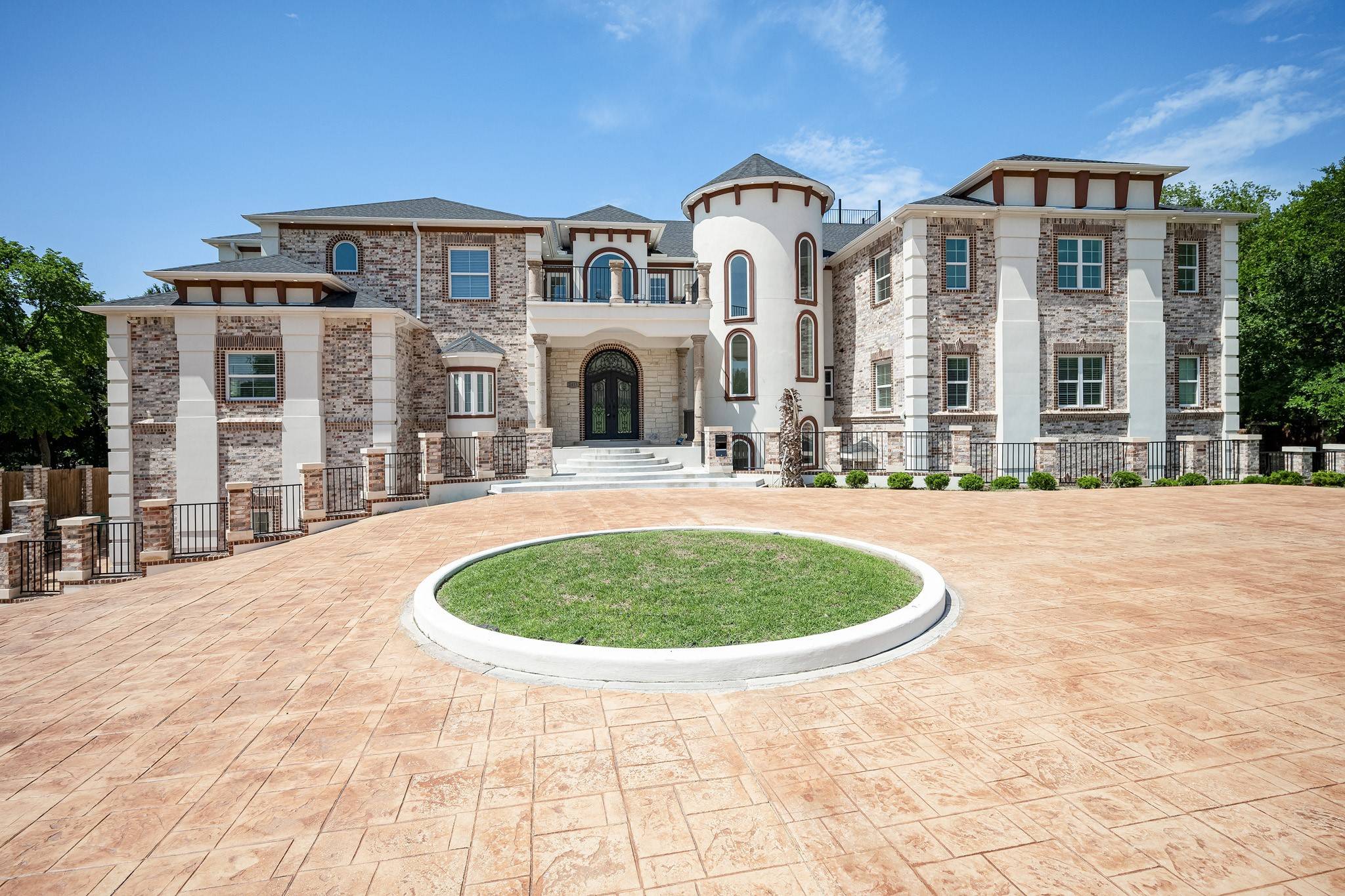 2415 Amberleaf CT, Cedar Hill, TX 75104