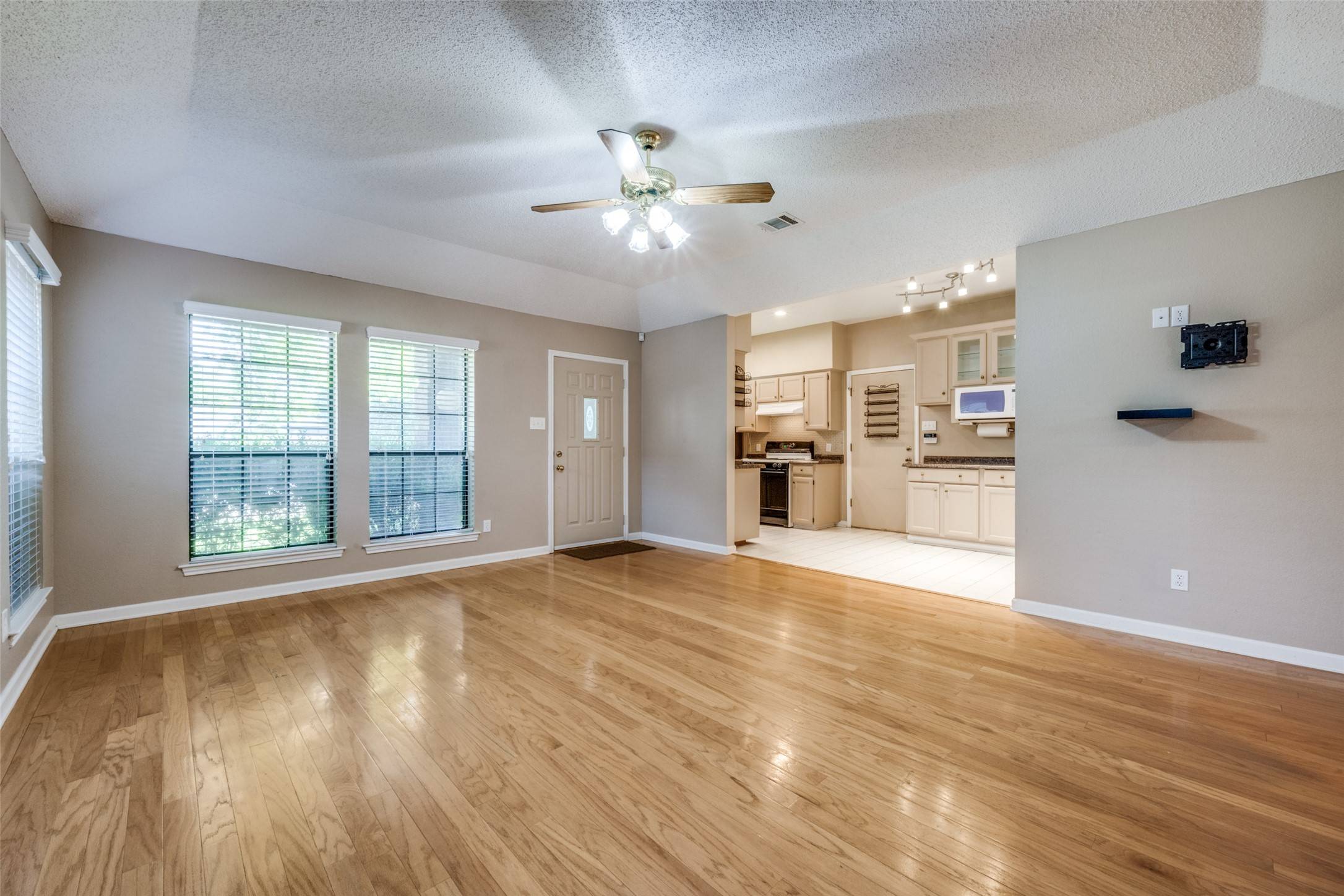 Roanoke, TX 76262,612 Meadow LN