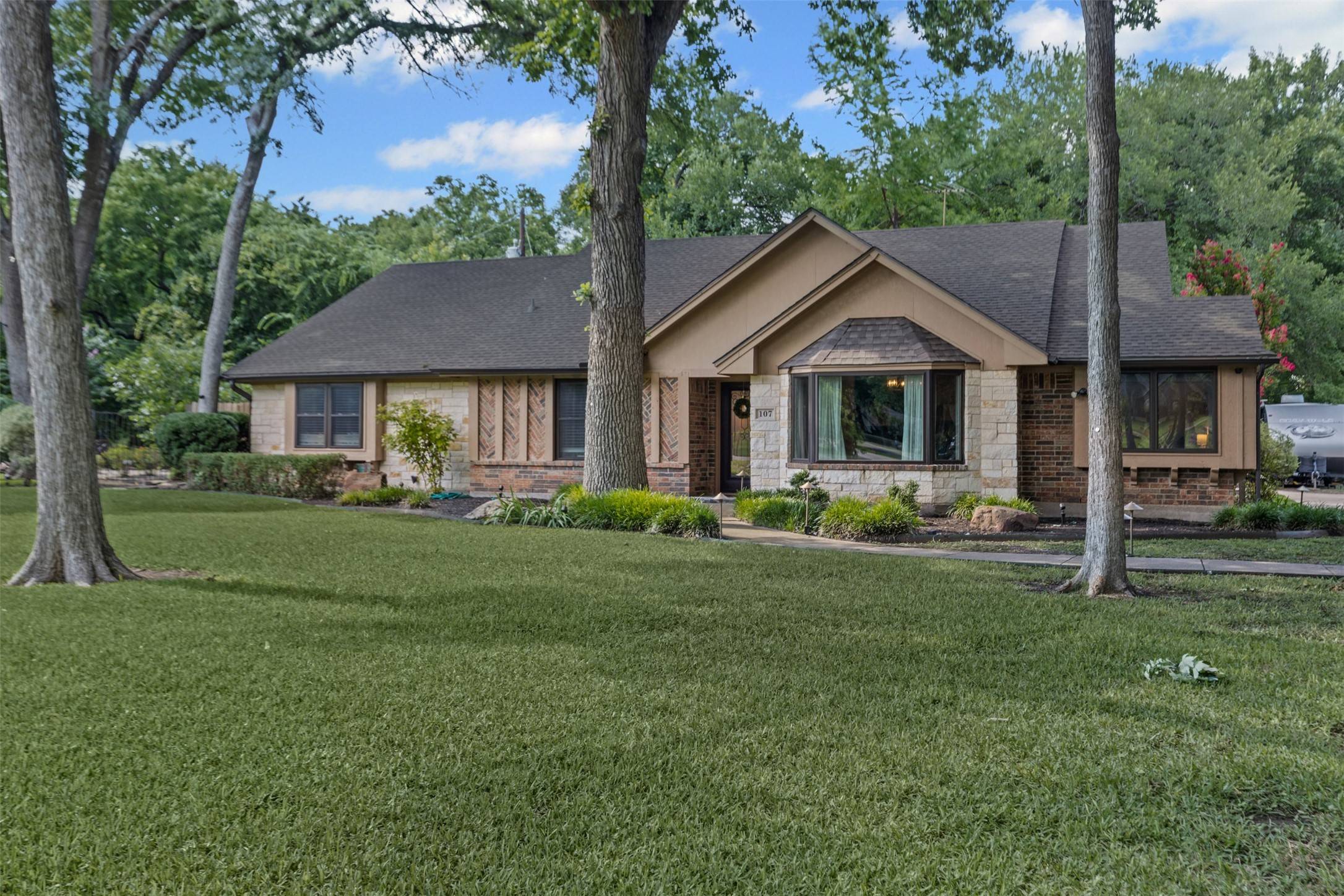 107 Forest Brook ST, Oak Leaf, TX 75154
