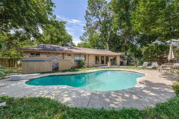 2602 Brentwood CIR, Arlington, TX 76013