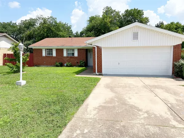 6400 Carousel DR, Watauga, TX 76148
