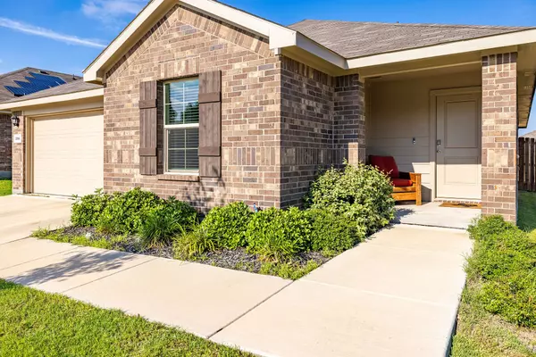 204 Asheville ST, Azle, TX 76020