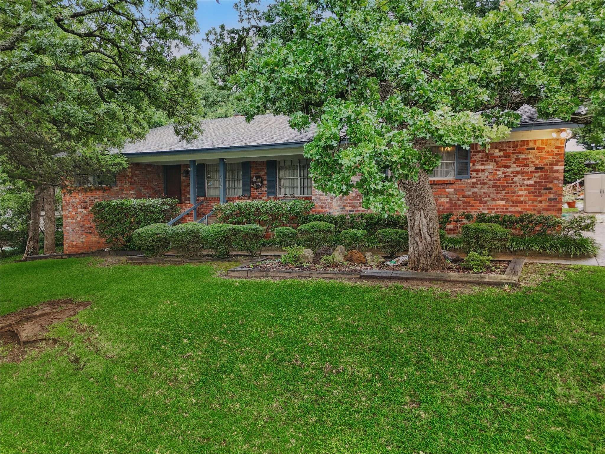912 Live Oak LN, Arlington, TX 76012