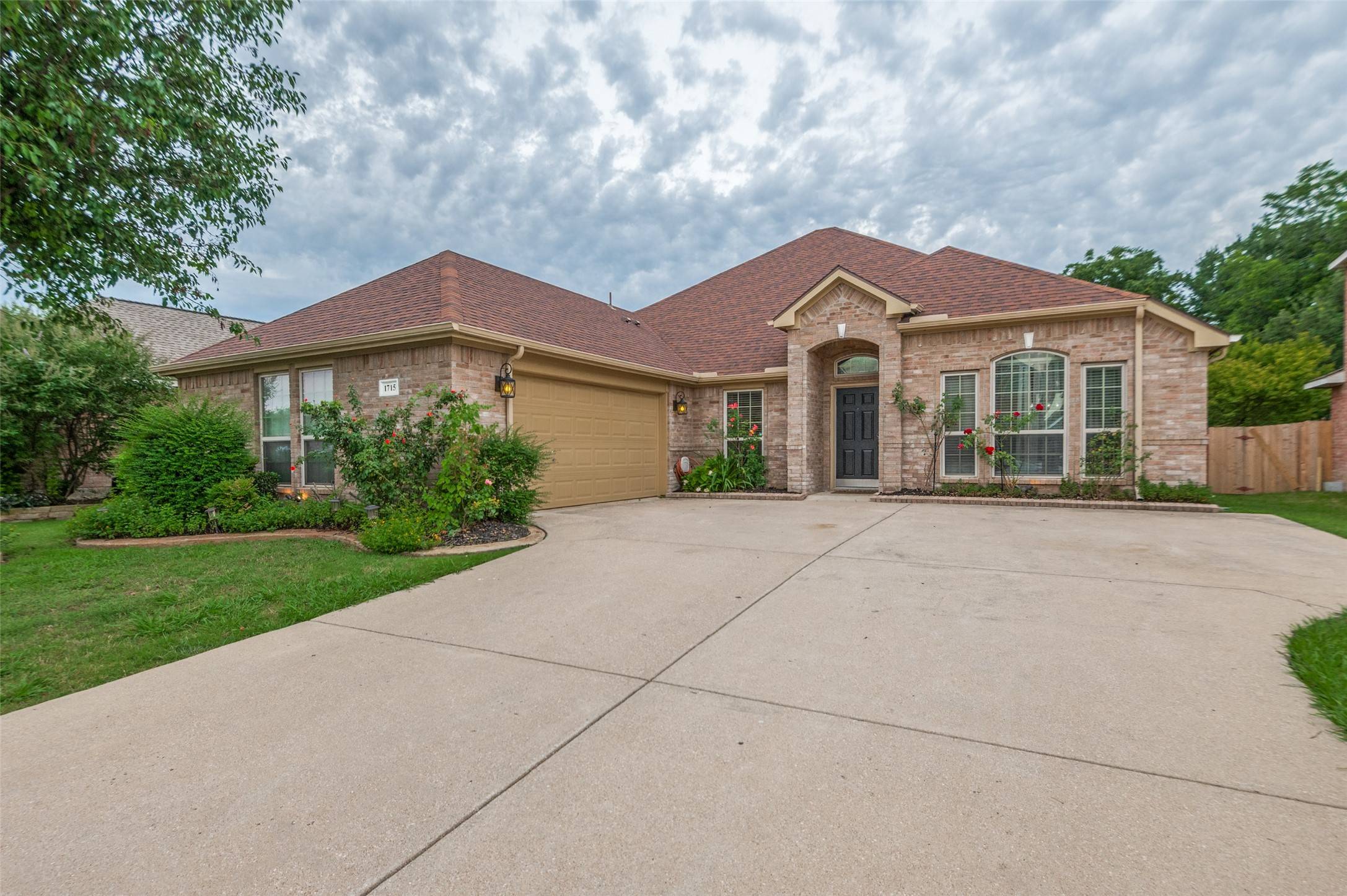 1715 Ridgemar DR, Grand Prairie, TX 75051