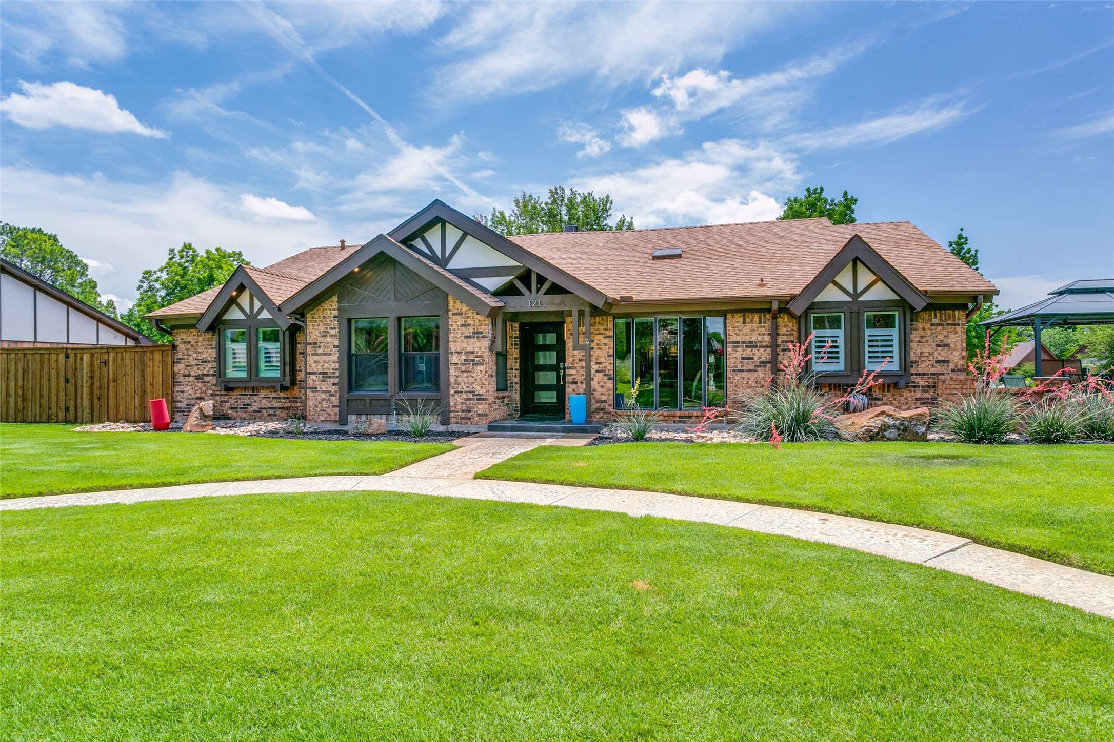 121 E Louella DR, Hurst, TX 76054